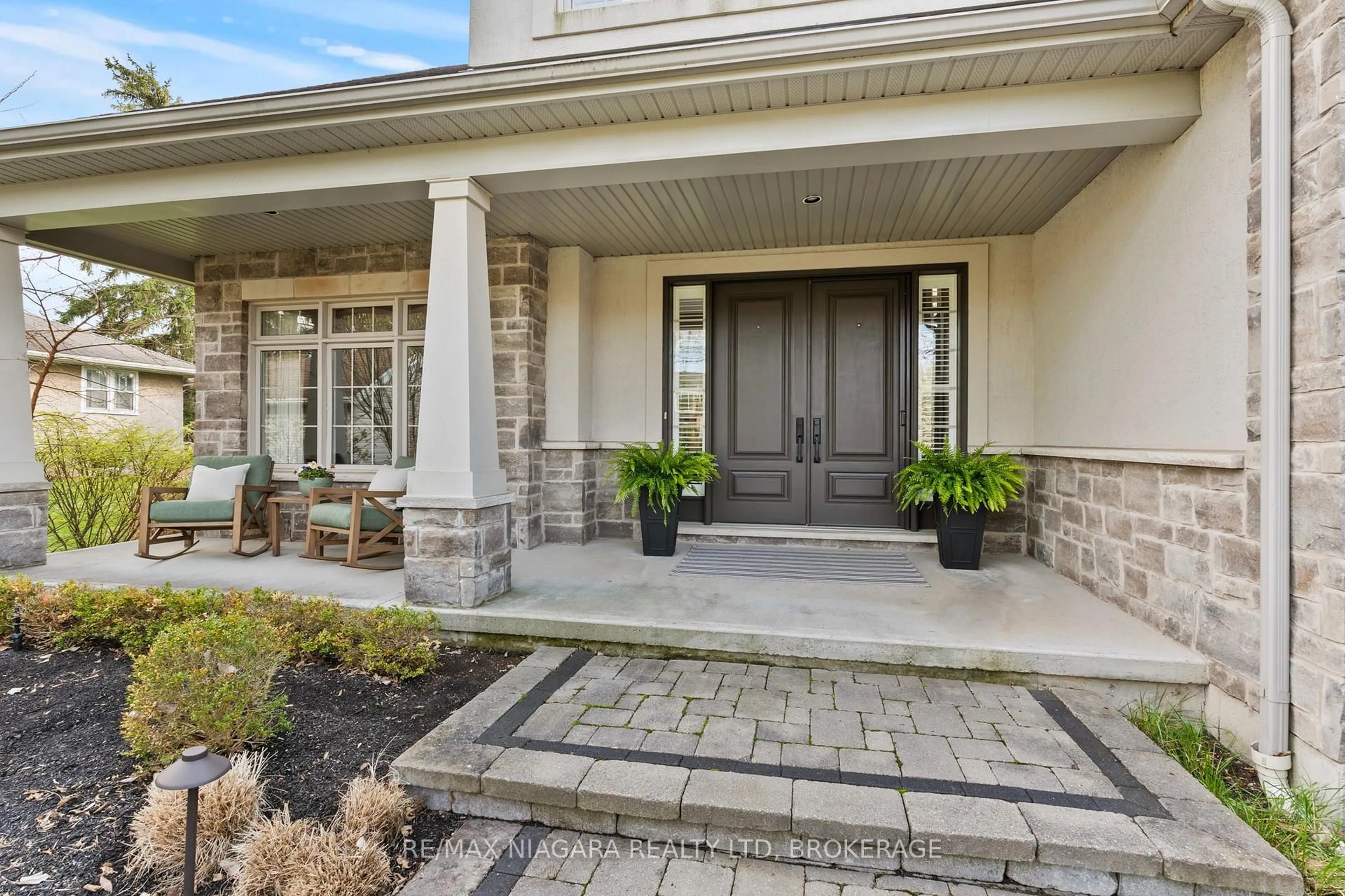 Indoor entryway for 272 Anne St, Niagara-on-the-Lake Ontario L0S 1J0