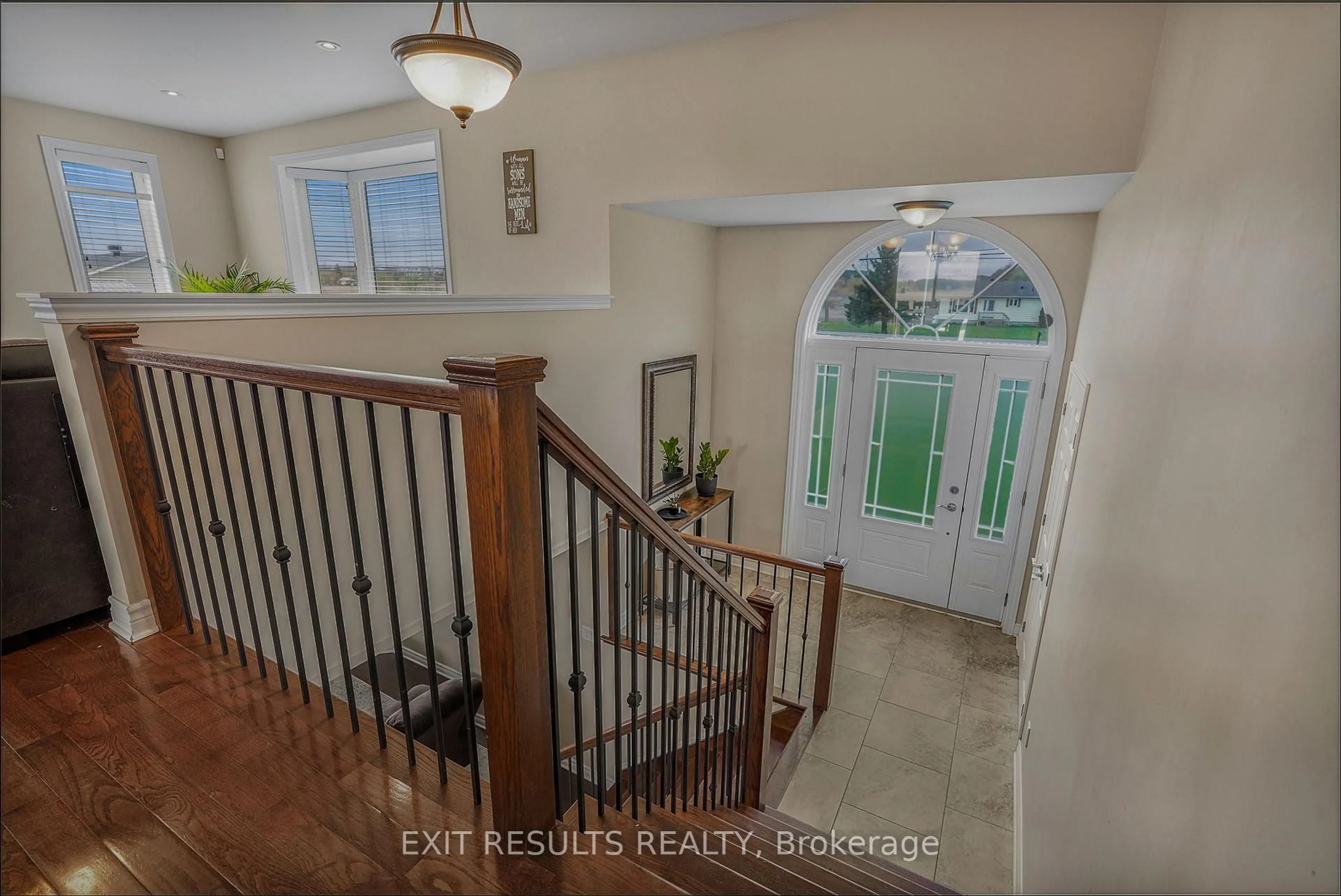 Indoor entryway for 1887 Champlain St, Clarence-Rockland Ontario K0A 1N0