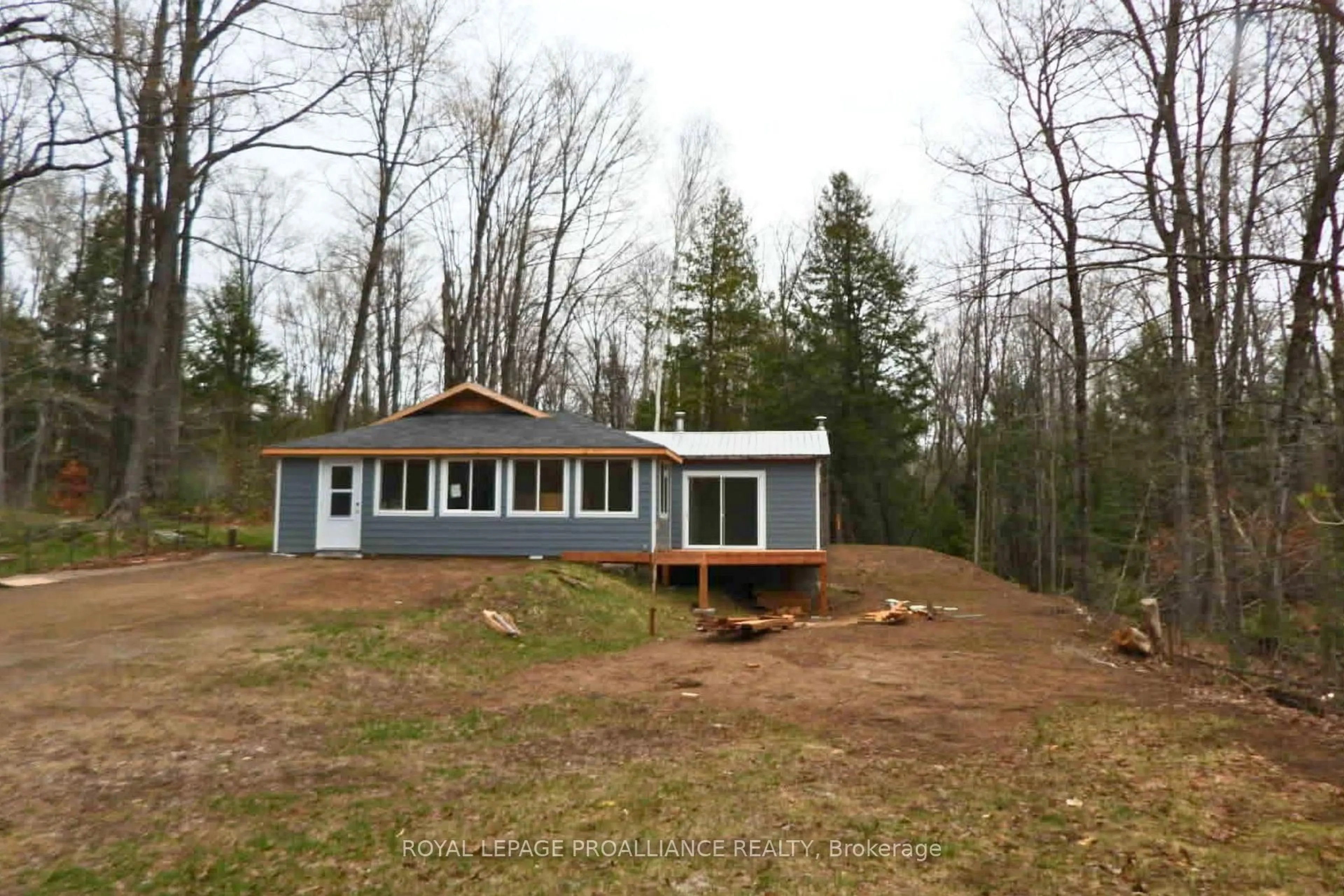 Home with vinyl exterior material, unknown for 1049 South Rd, Cloyne Ontario K0H 1K0