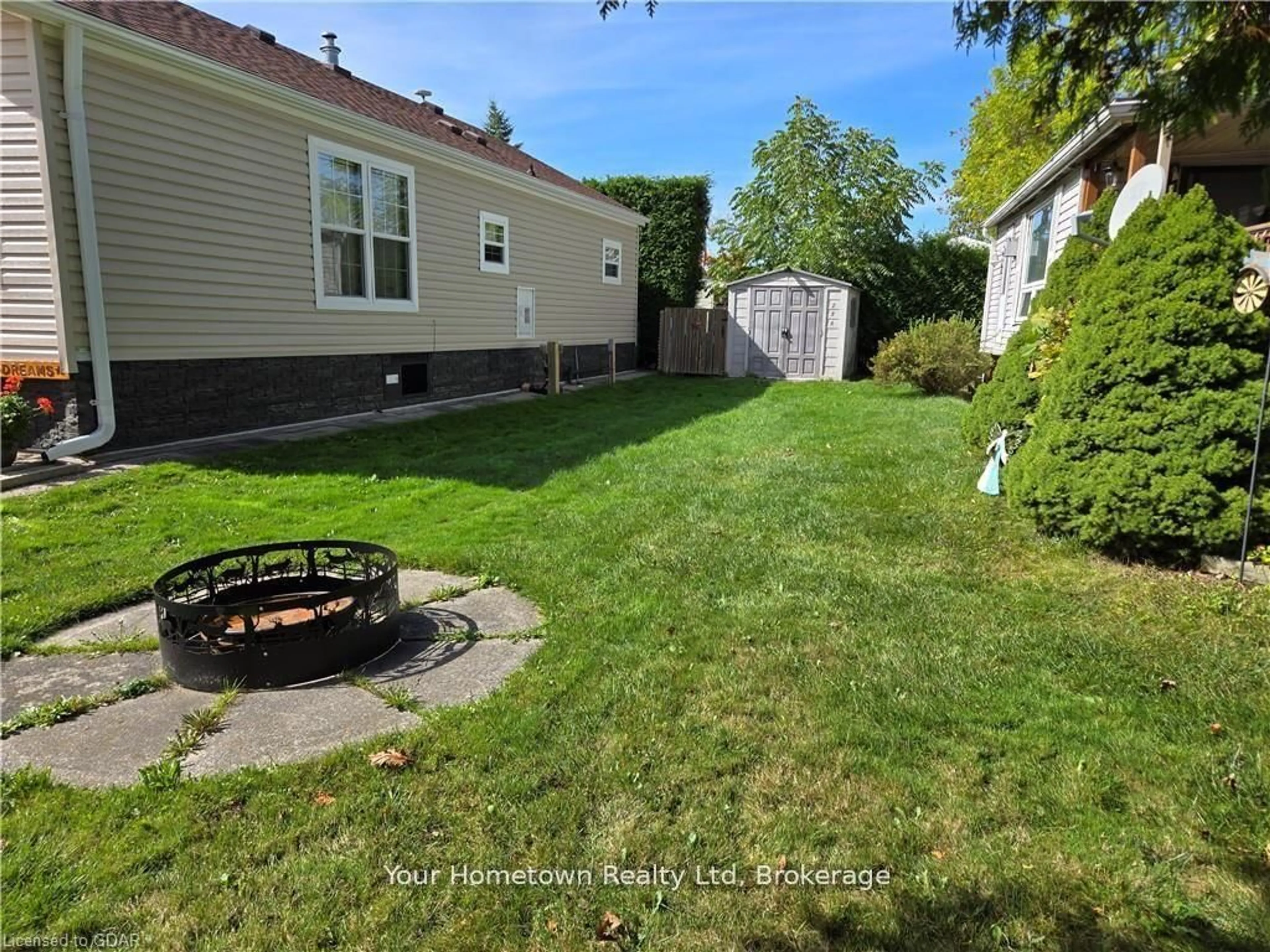 Patio, street for 204 Beach Rd, Centre Wellington Ontario N1M 2W5