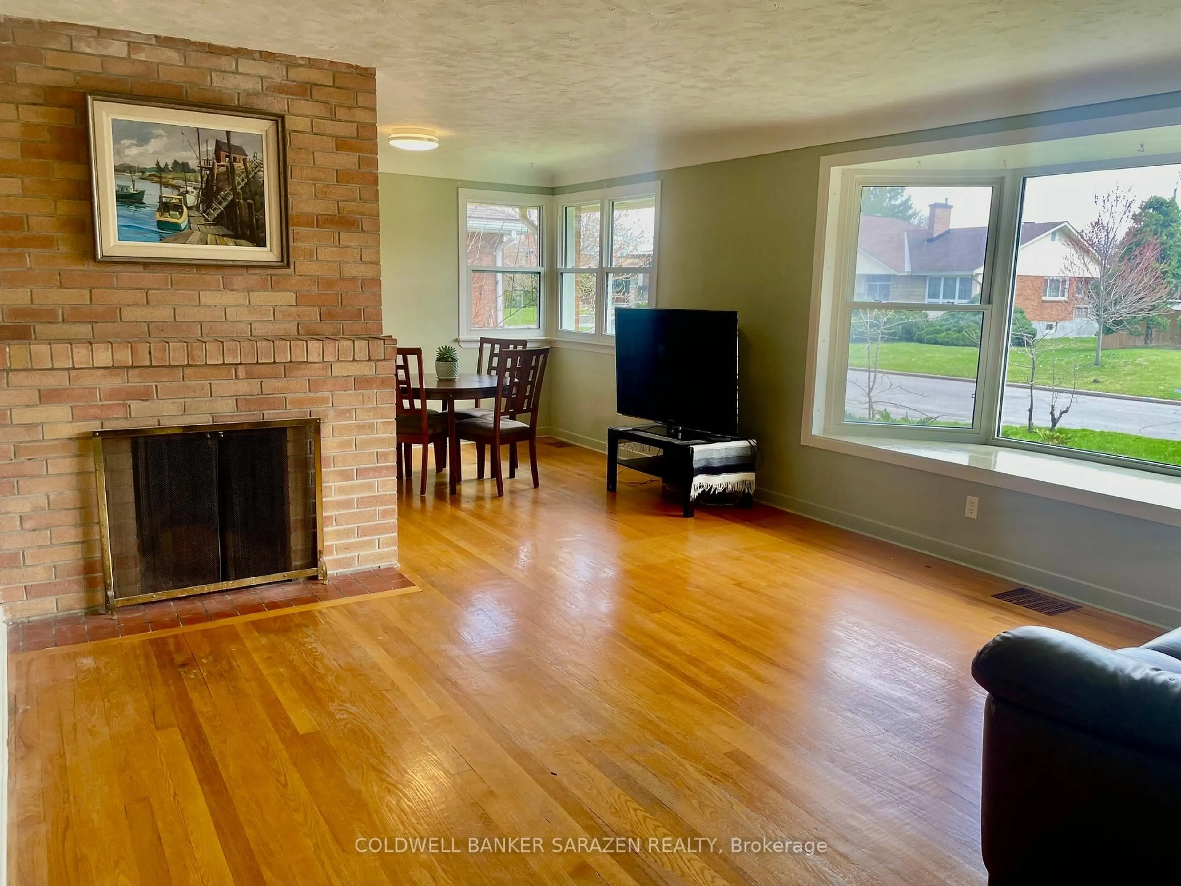 Living room with furniture, wood/laminate floor for 1421 Palen Ave, Ottawa Ontario K1H 7E6