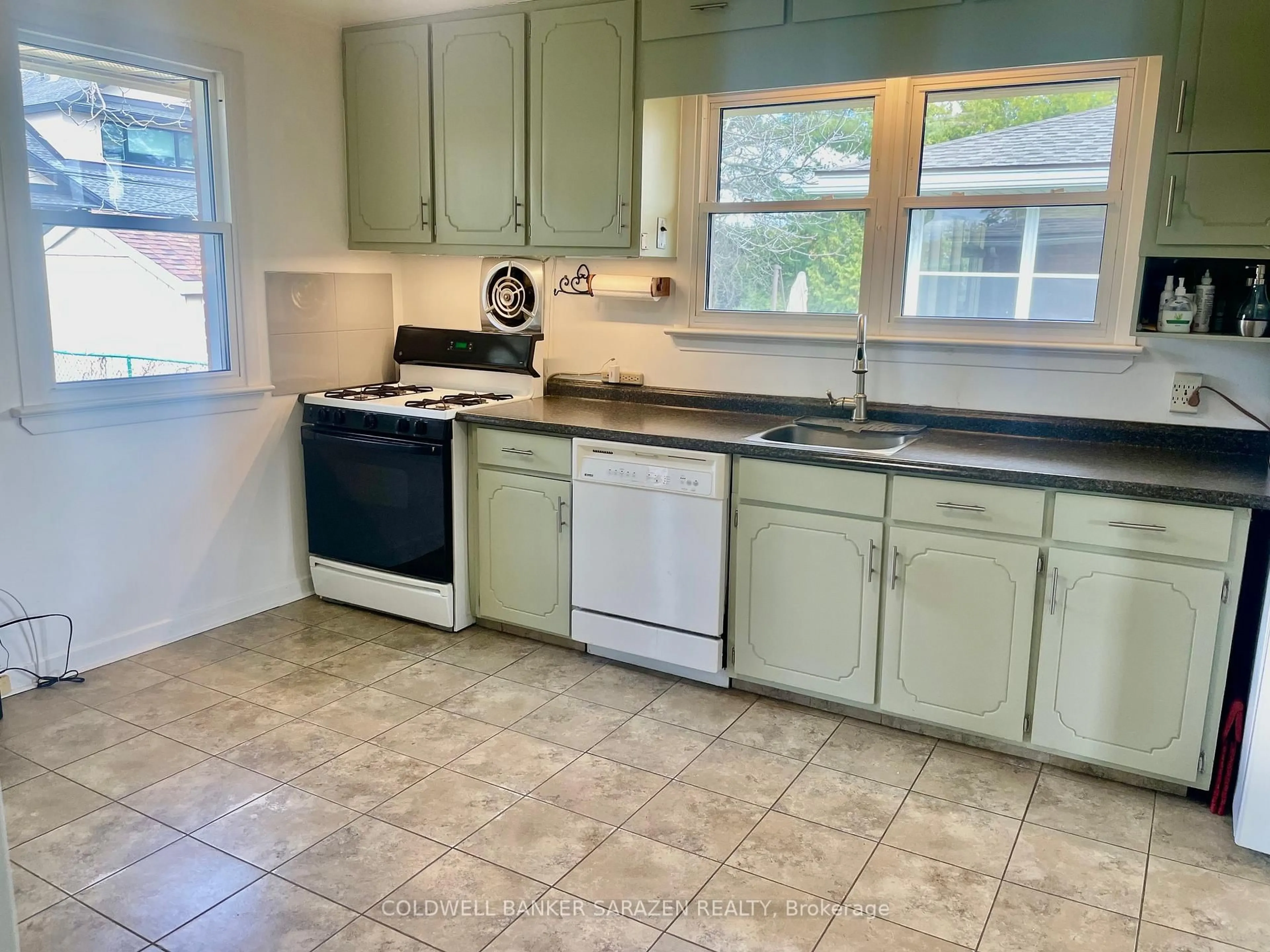 Standard kitchen, ceramic/tile floor for 1421 Palen Ave, Ottawa Ontario K1H 7E6
