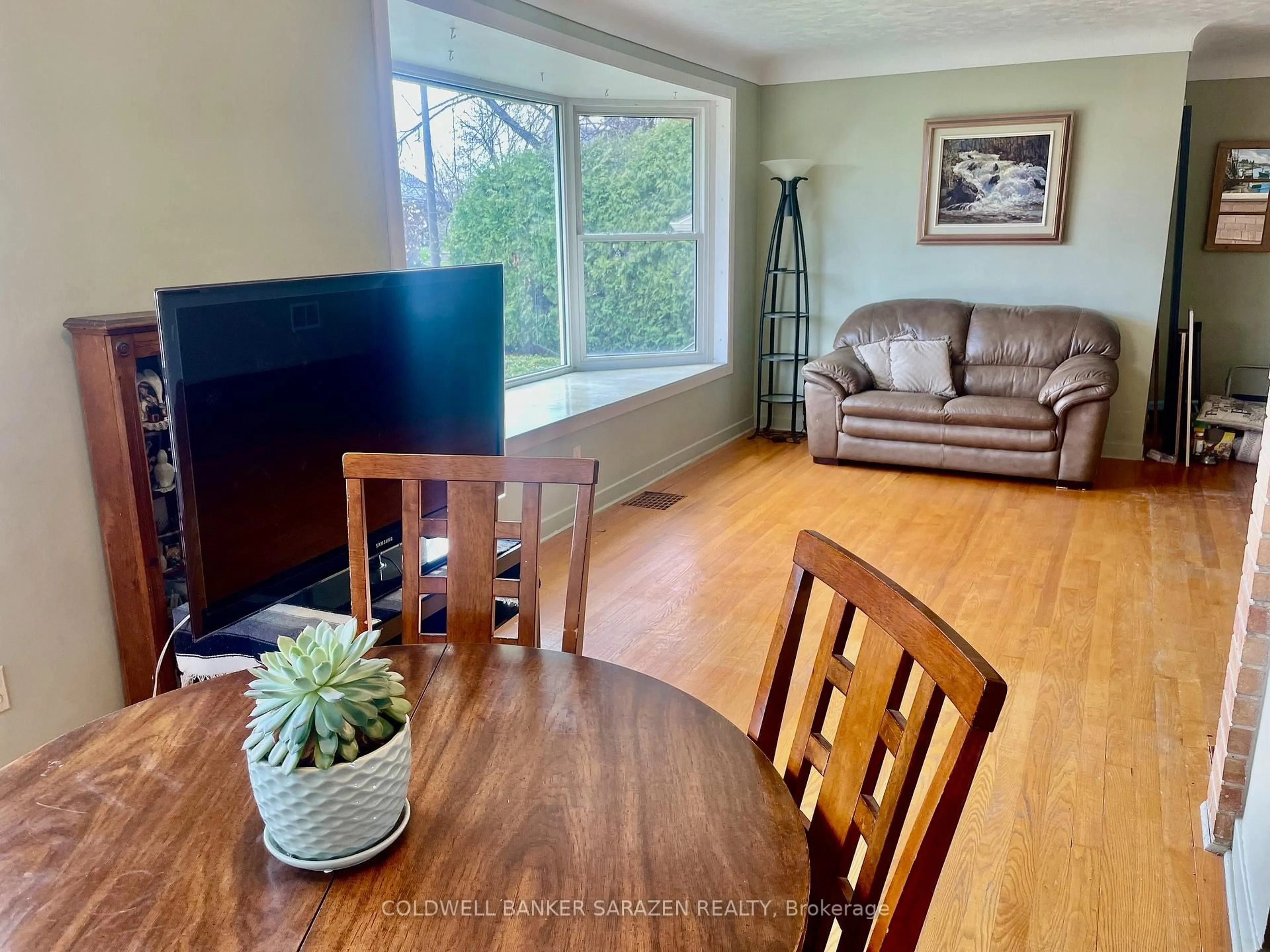Living room with furniture, wood/laminate floor for 1421 Palen Ave, Ottawa Ontario K1H 7E6