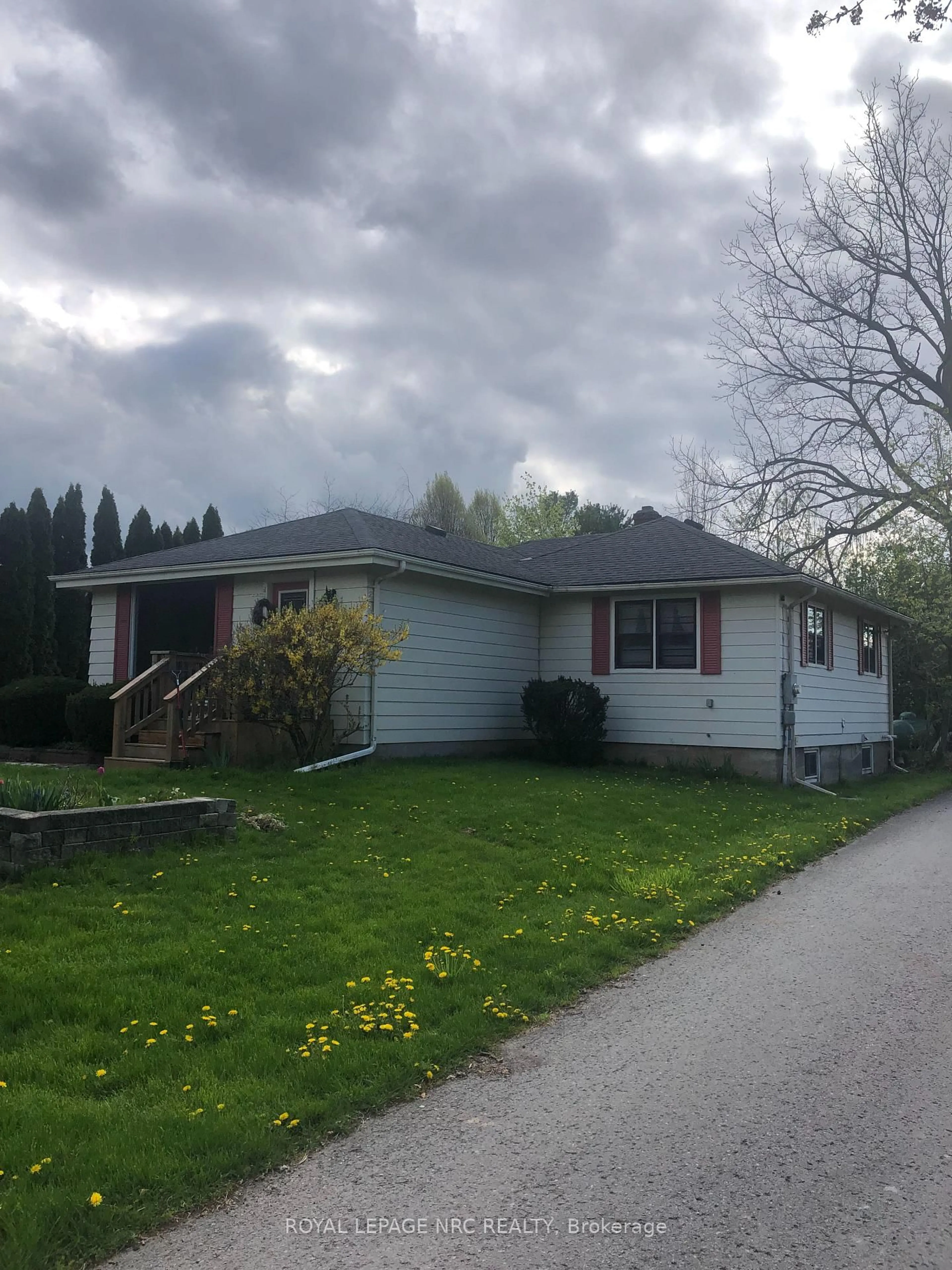 Home with vinyl exterior material, street for 15756 Niagara Pkwy, Niagara-on-the-Lake Ontario L0S 1J0
