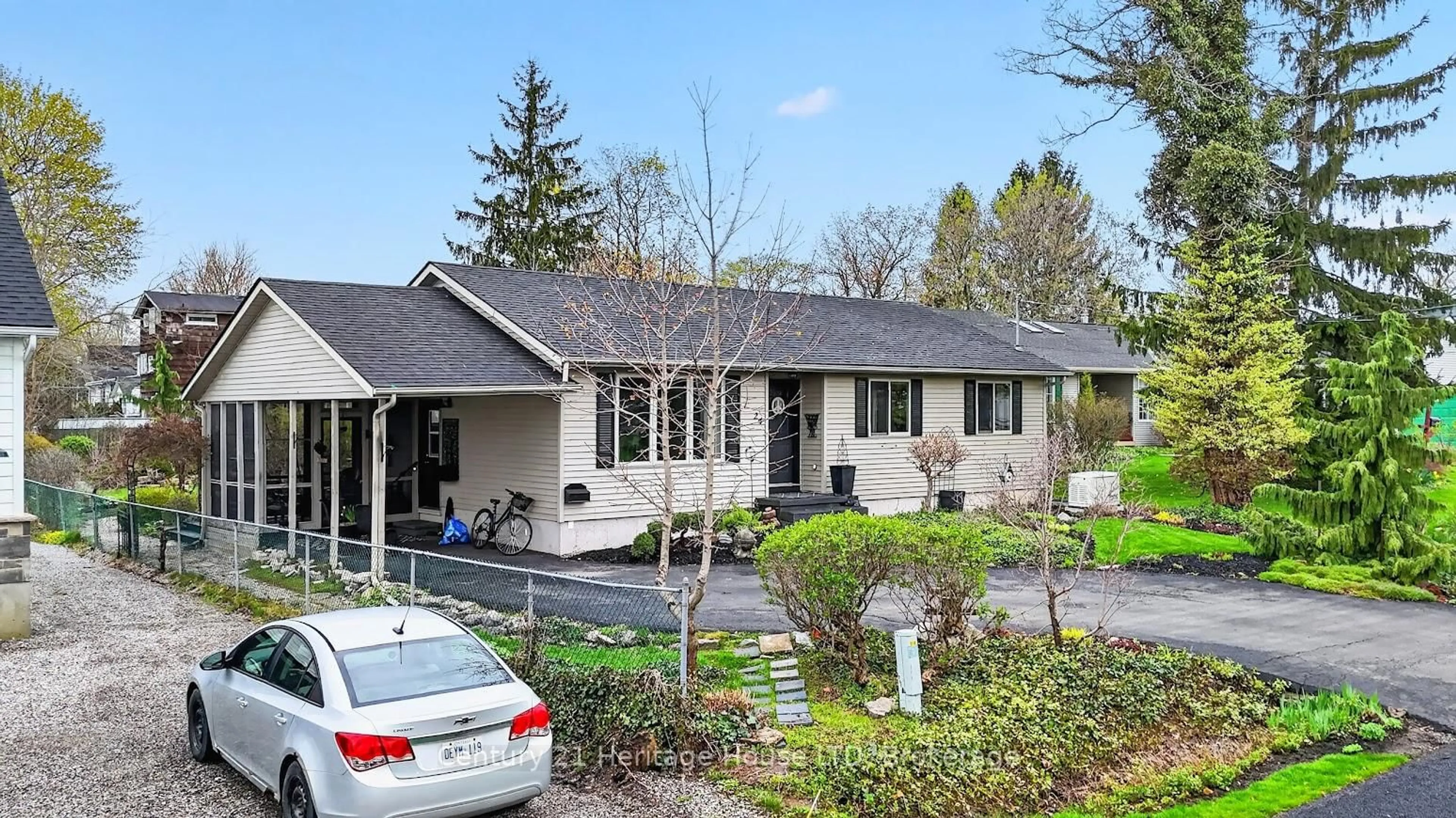 A pic from outside/outdoor area/front of a property/back of a property/a pic from drone, street for 24 Adelaide St, Fort Erie Ontario L2A 5K5
