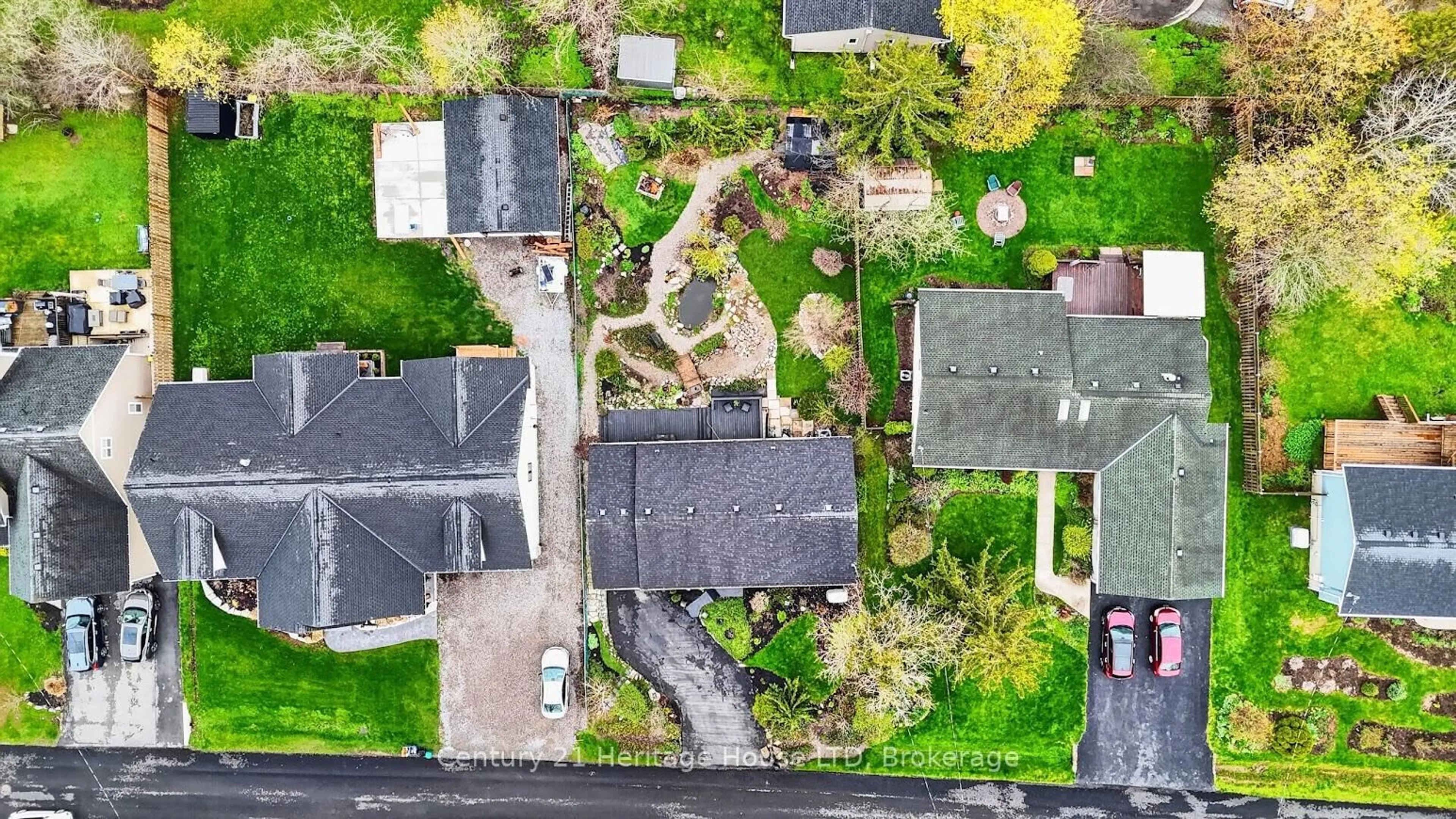 A pic from outside/outdoor area/front of a property/back of a property/a pic from drone, street for 24 Adelaide St, Fort Erie Ontario L2A 5K5