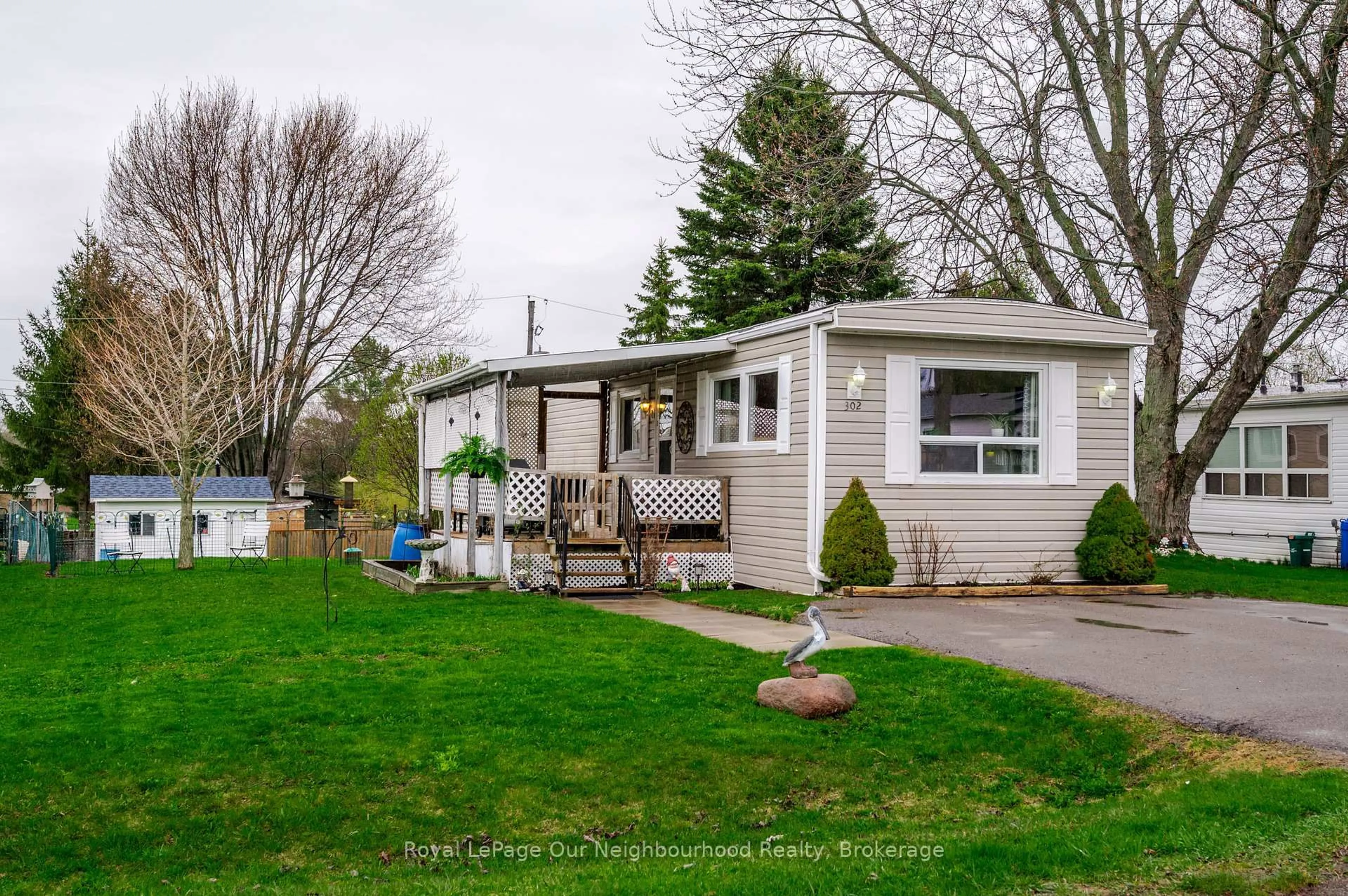 Home with vinyl exterior material, street for 302 Lynn Cres, Hamilton Township Ontario K9A 0X9
