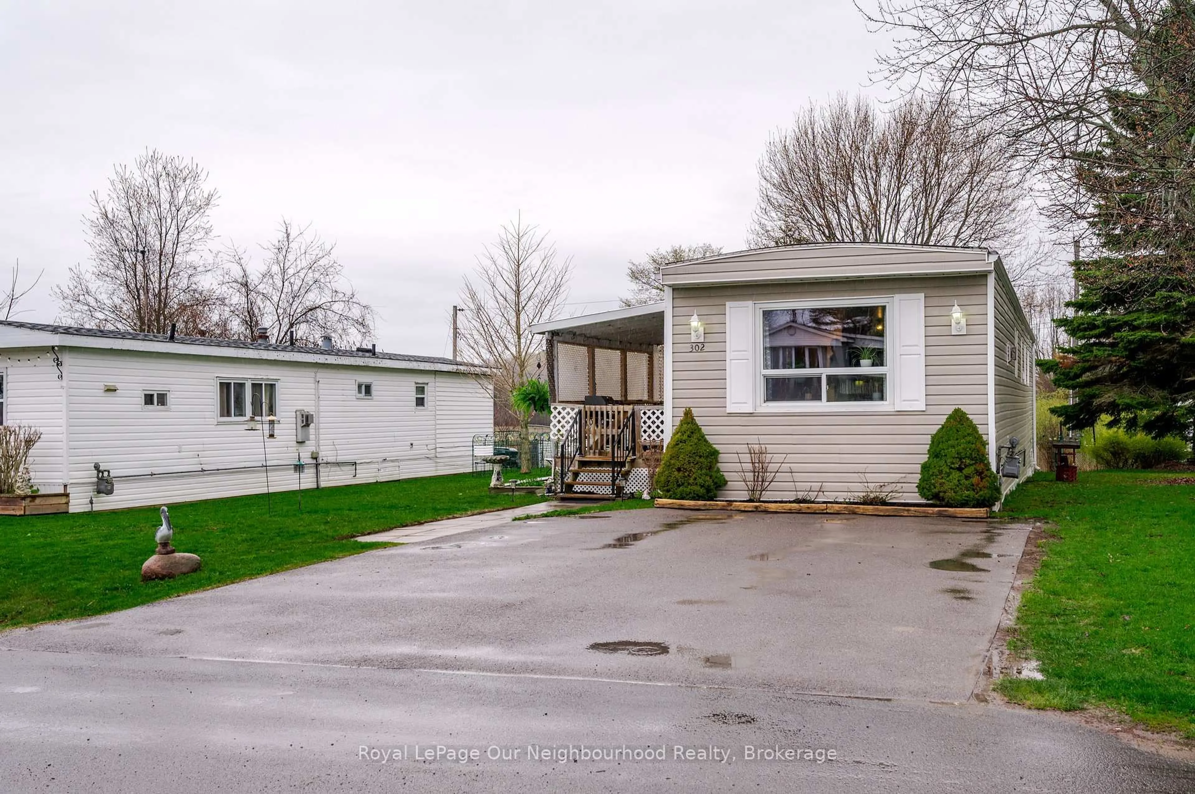 Home with vinyl exterior material, street for 302 Lynn Cres, Hamilton Township Ontario K9A 0X9