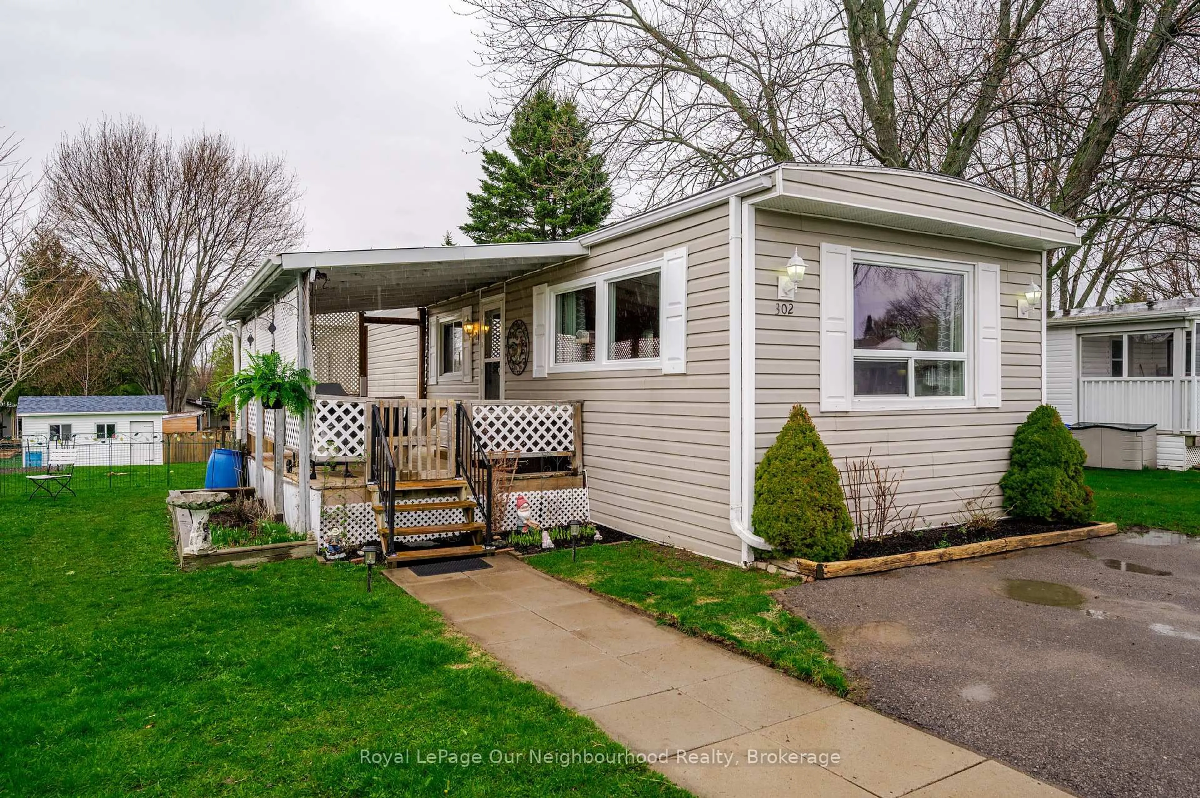 Home with vinyl exterior material, street for 302 Lynn Cres, Hamilton Township Ontario K9A 0X9