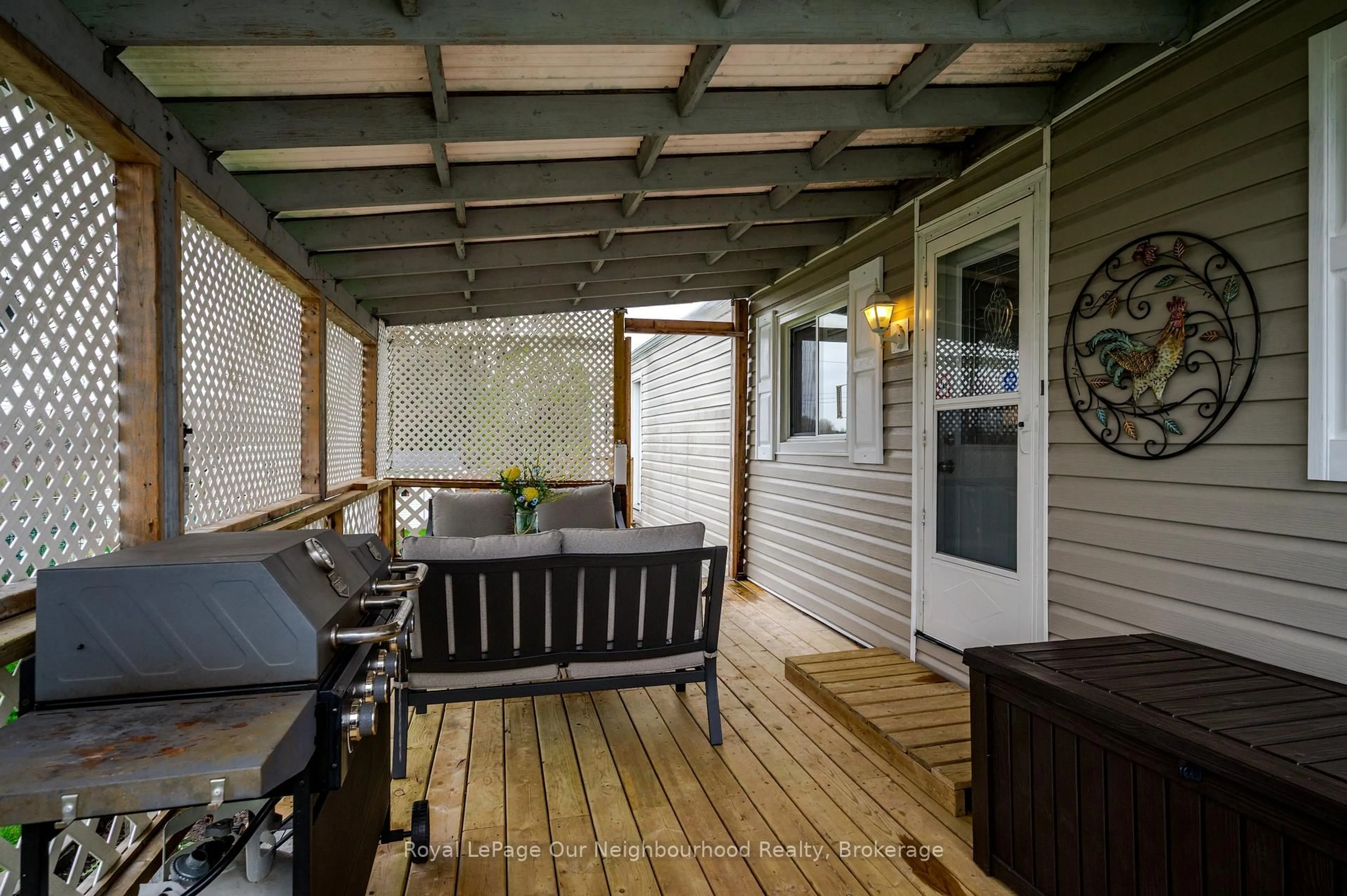 Patio, street for 302 Lynn Cres, Hamilton Township Ontario K9A 0X9