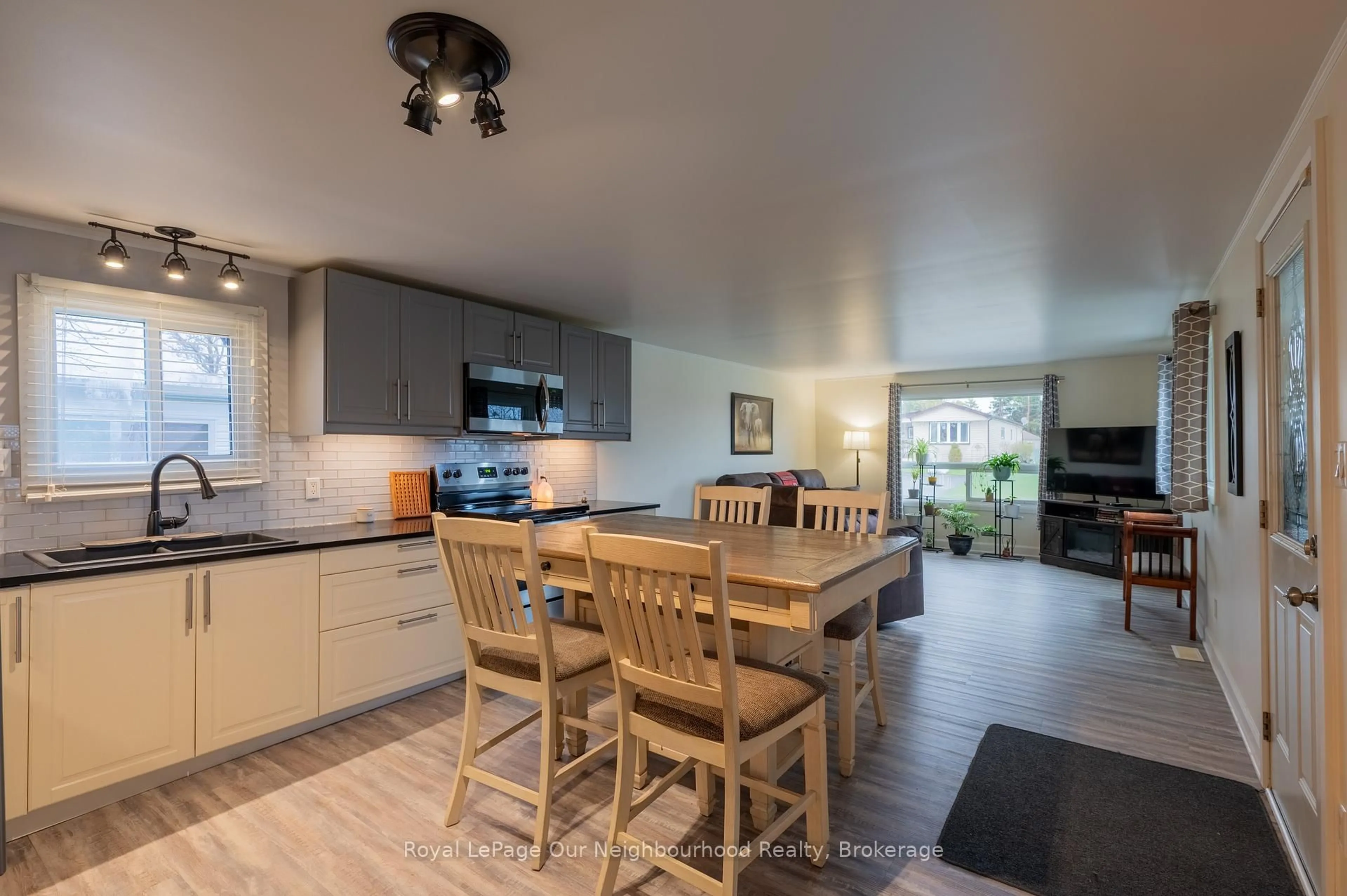 Open concept kitchen, unknown for 302 Lynn Cres, Hamilton Township Ontario K9A 0X9