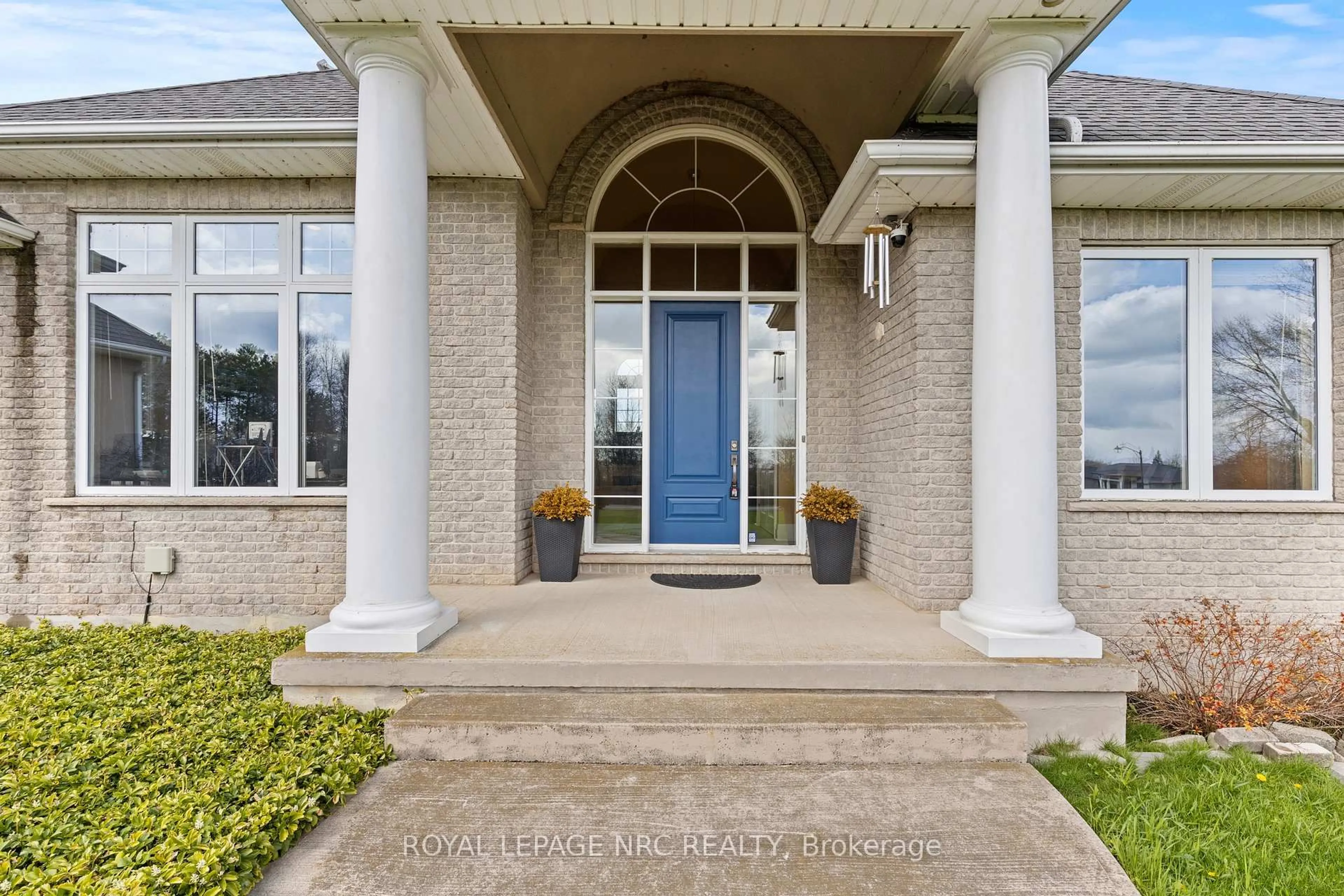 Indoor entryway for 2615 Miller Rd, Niagara Falls Ontario L2G 0N2