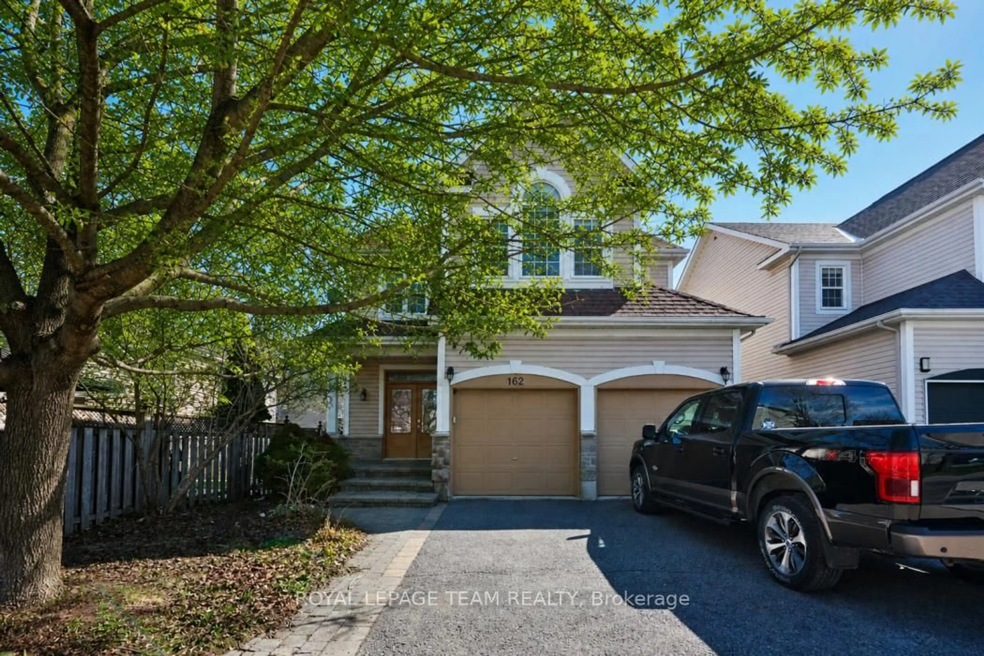 A pic from outside/outdoor area/front of a property/back of a property/a pic from drone, street for 162 Redcliff Ave, Ottawa Ontario K2J 5J7