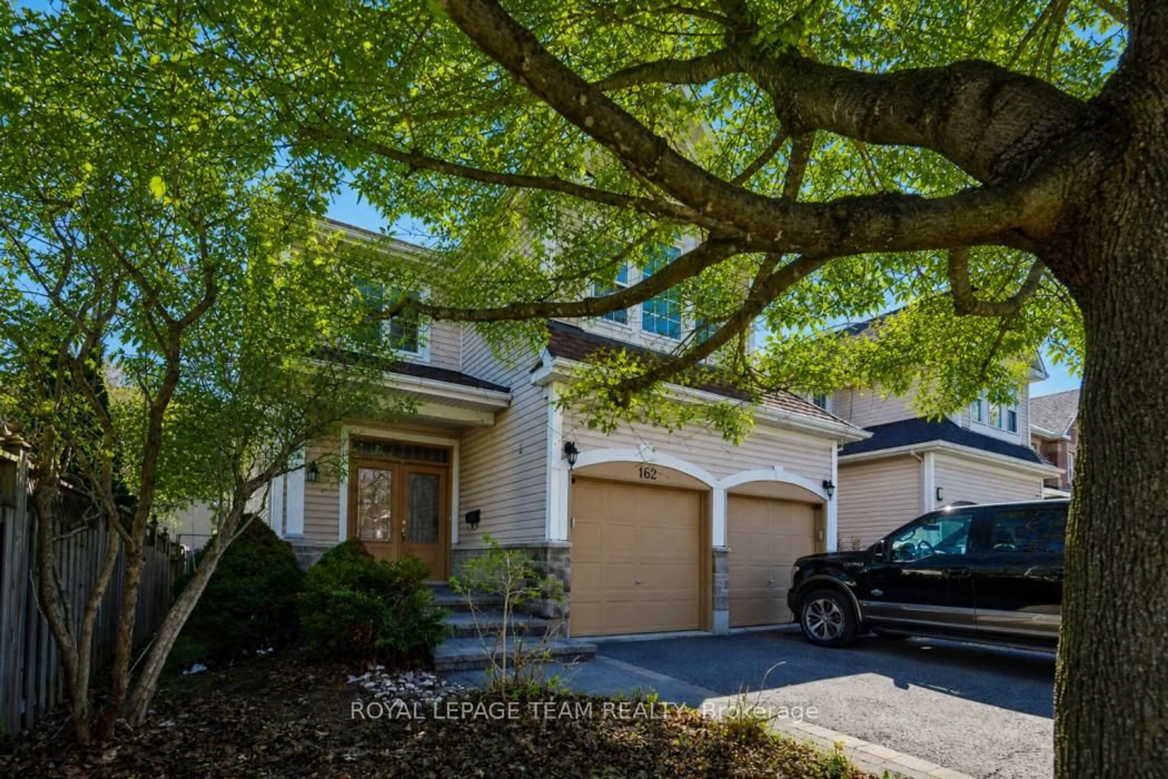 A pic from outside/outdoor area/front of a property/back of a property/a pic from drone, street for 162 Redcliff Ave, Ottawa Ontario K2J 5J7