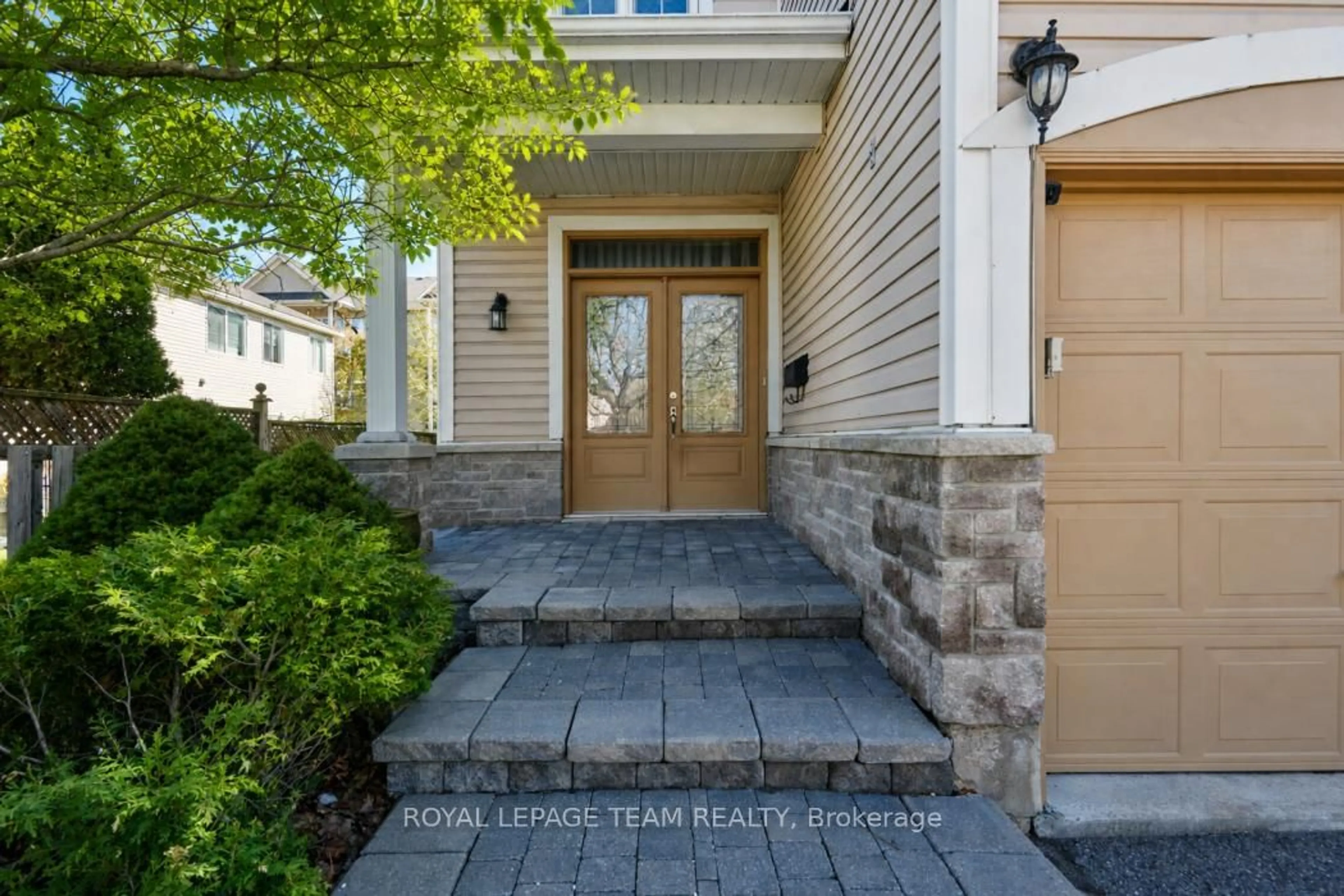 Indoor entryway for 162 Redcliff Ave, Ottawa Ontario K2J 5J7