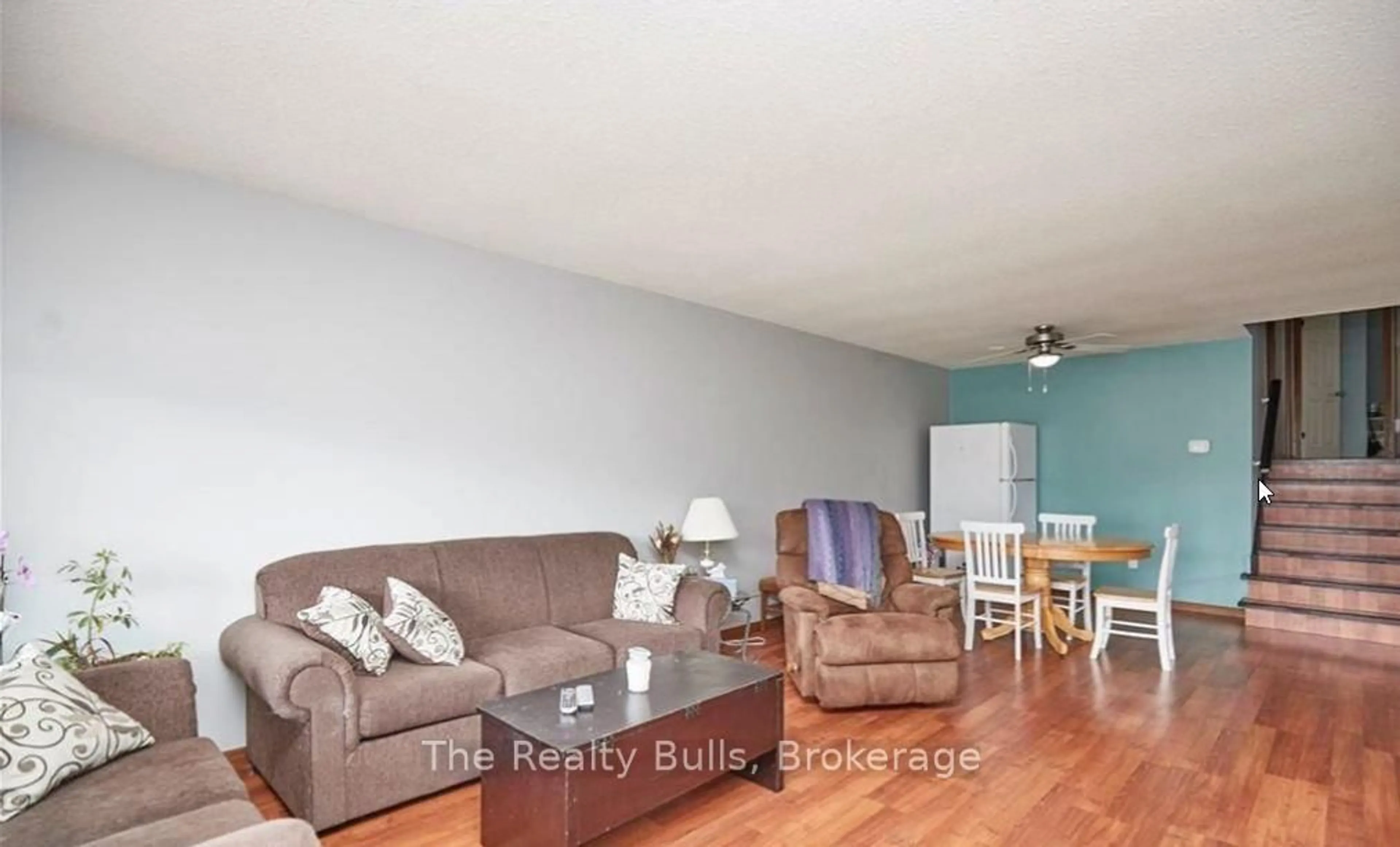 Living room with furniture, wood/laminate floor for 41 Poplar Cres, Welland Ontario L3C 6W2