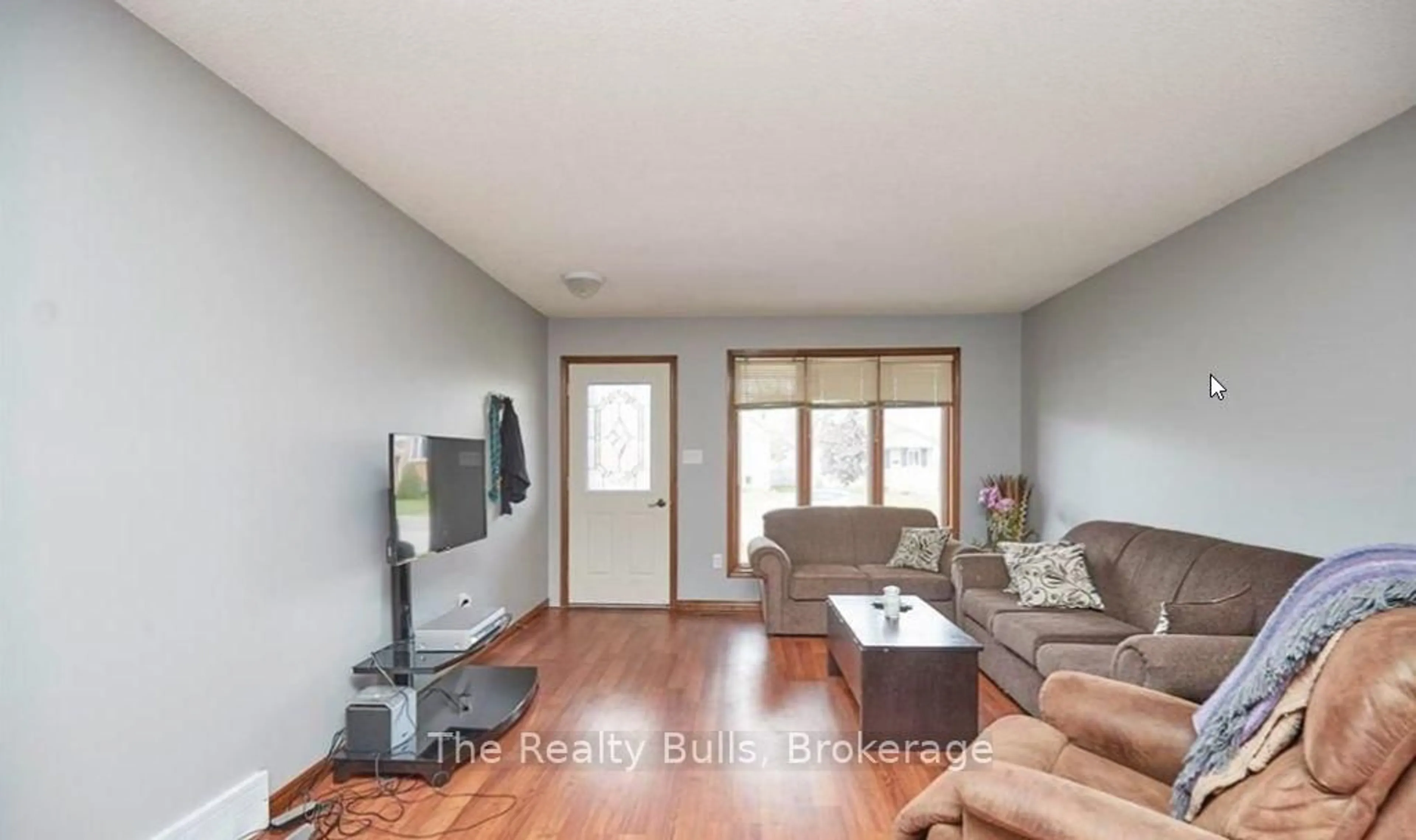 Living room with furniture, wood/laminate floor for 41 Poplar Cres, Welland Ontario L3C 6W2