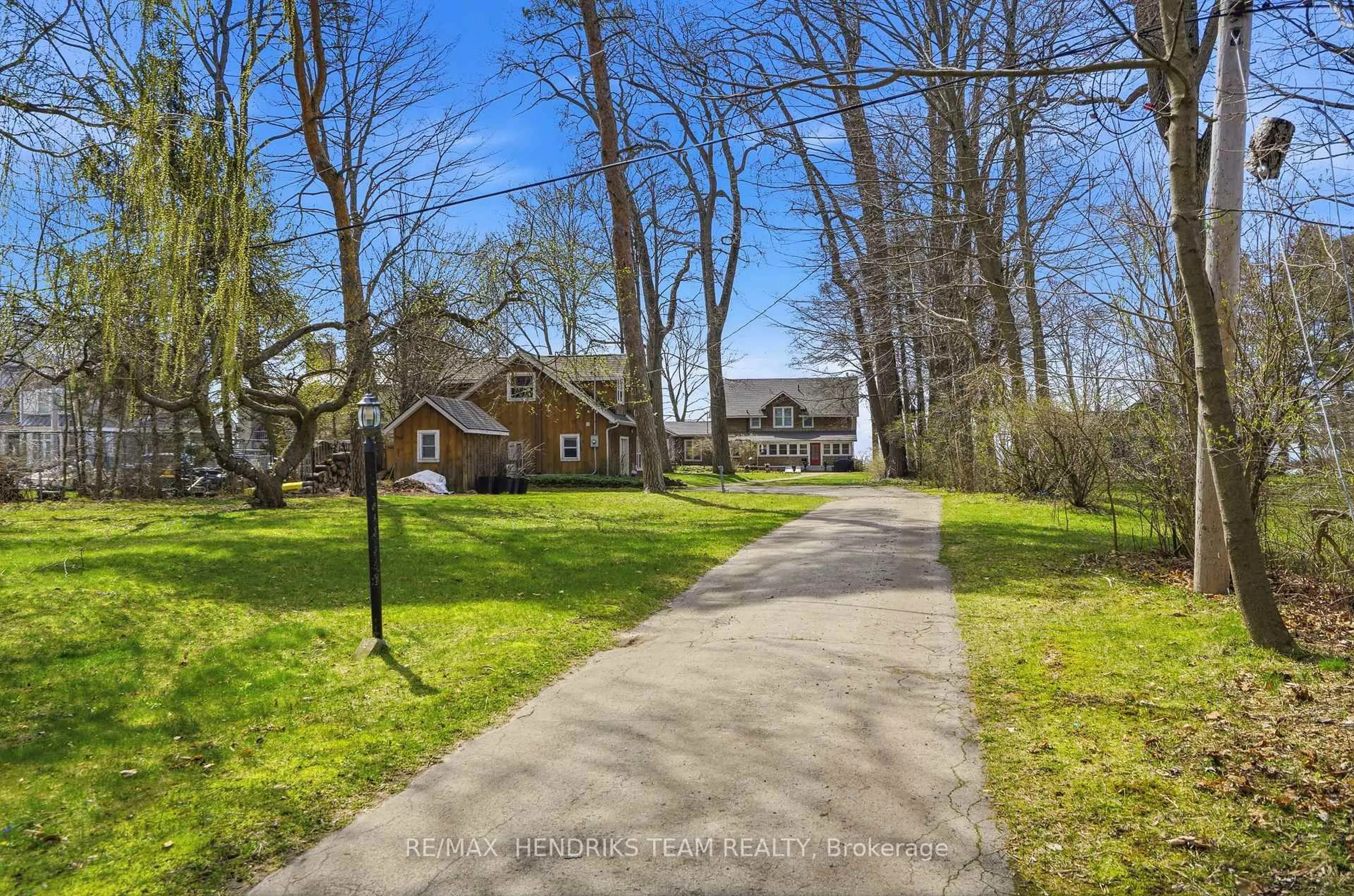 A pic from outside/outdoor area/front of a property/back of a property/a pic from drone, unknown for 2497 Windmill Point Lane, Fort Erie Ontario L0S 1N0