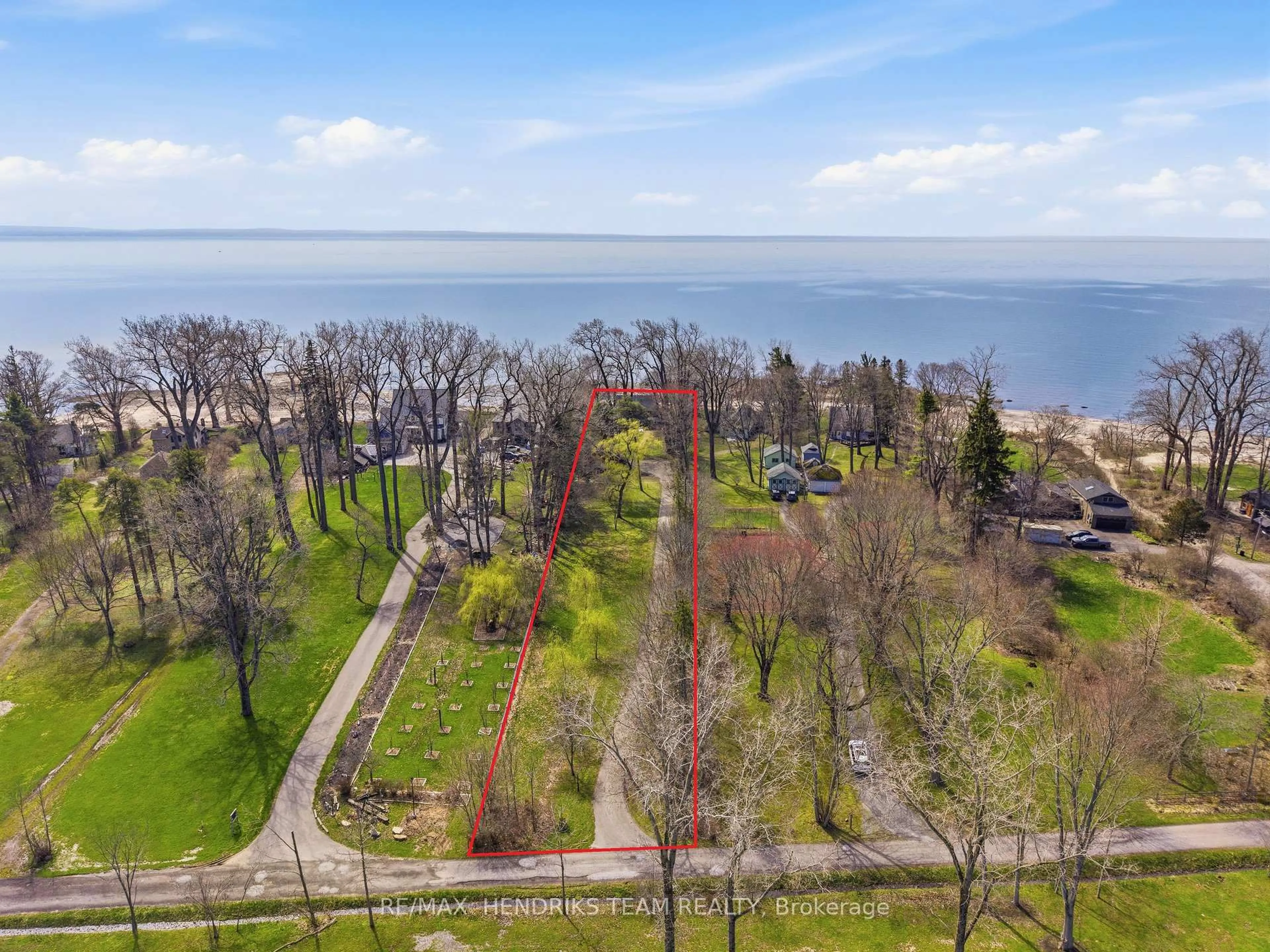 A pic from outside/outdoor area/front of a property/back of a property/a pic from drone, water/lake/river/ocean view for 2497 Windmill Point Lane, Fort Erie Ontario L0S 1N0