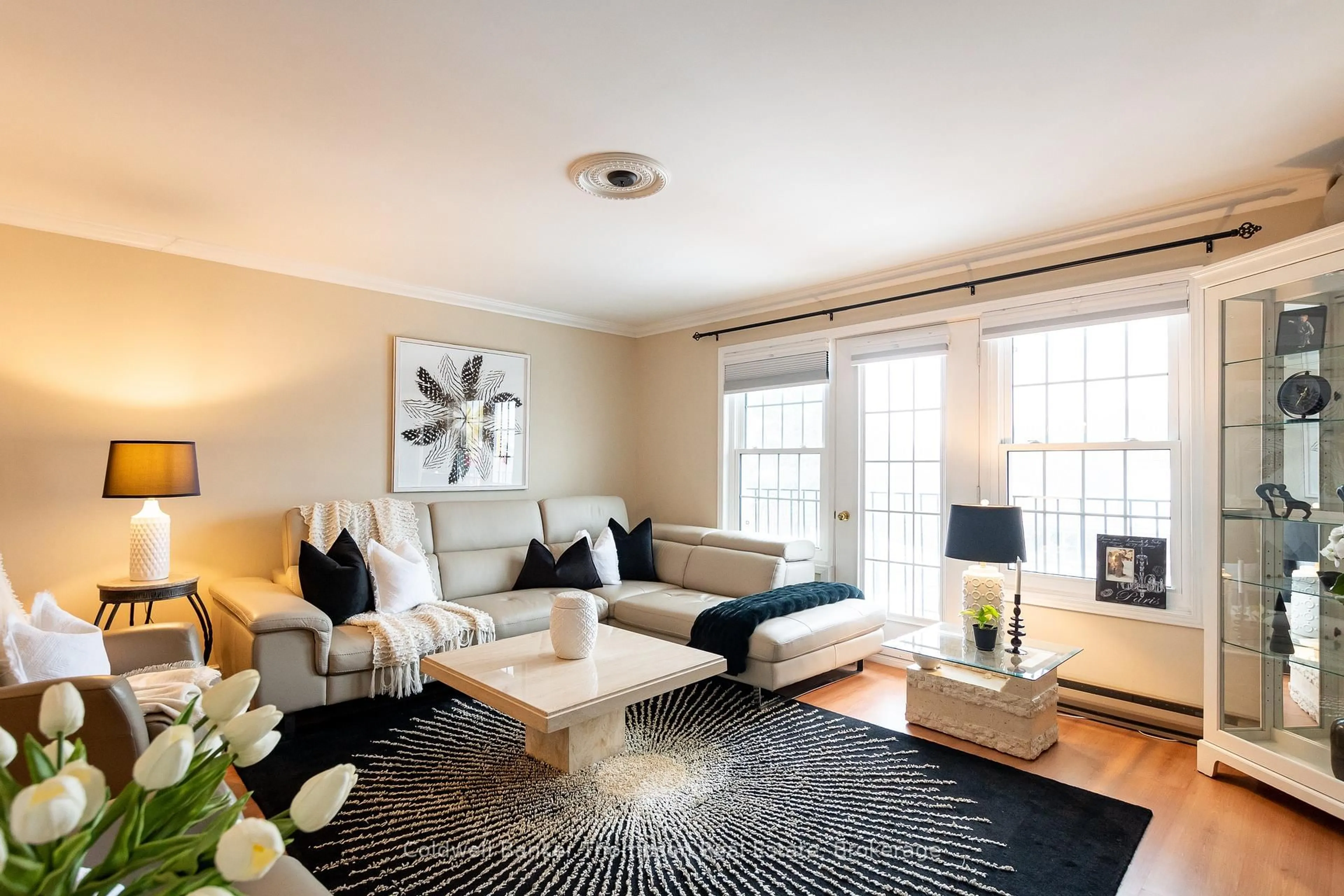Living room with furniture, carpet floor for 44 King William St #2, Huntsville Ontario P1H 1G3