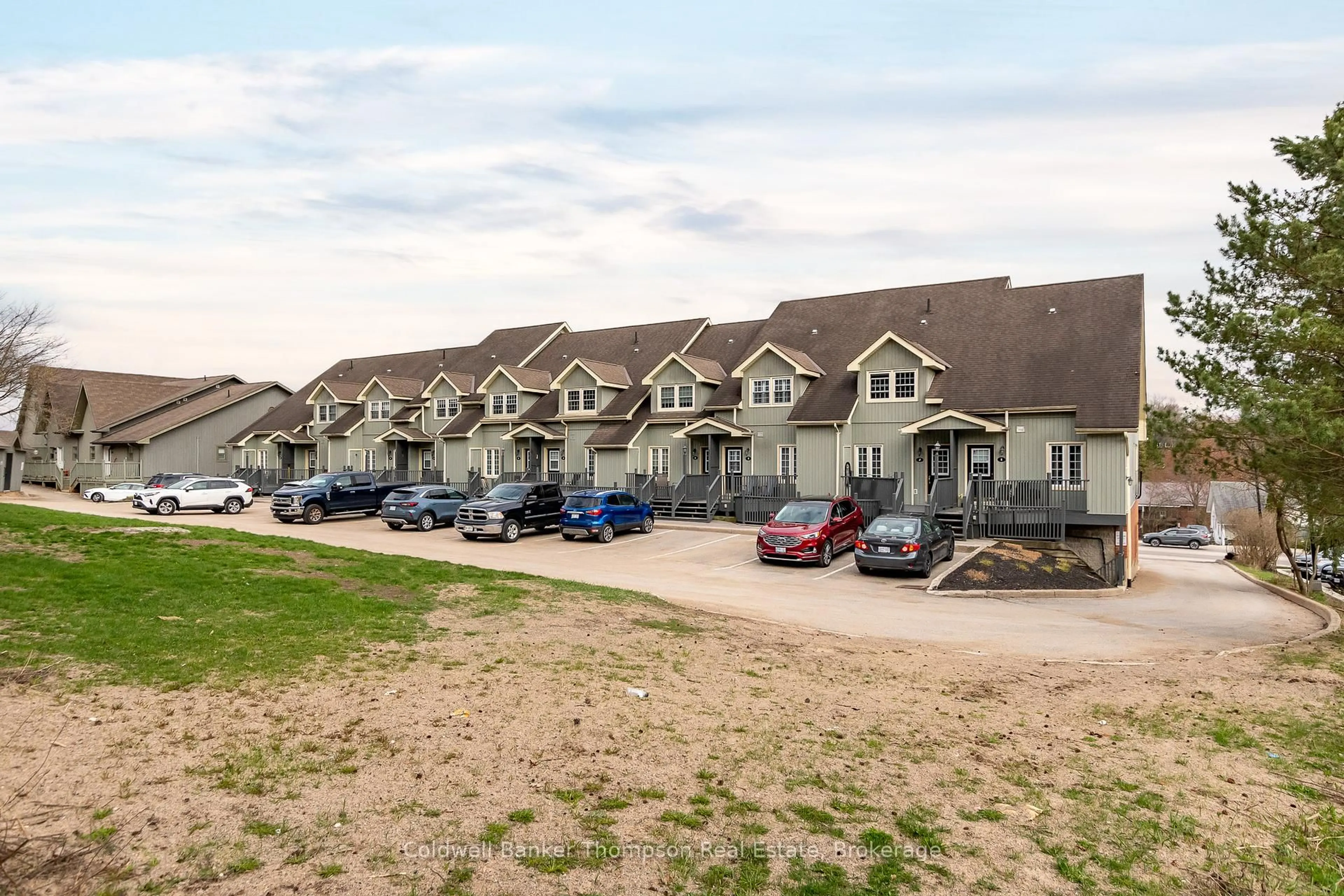 A pic from outside/outdoor area/front of a property/back of a property/a pic from drone, street for 44 King William St #2, Huntsville Ontario P1H 1G3