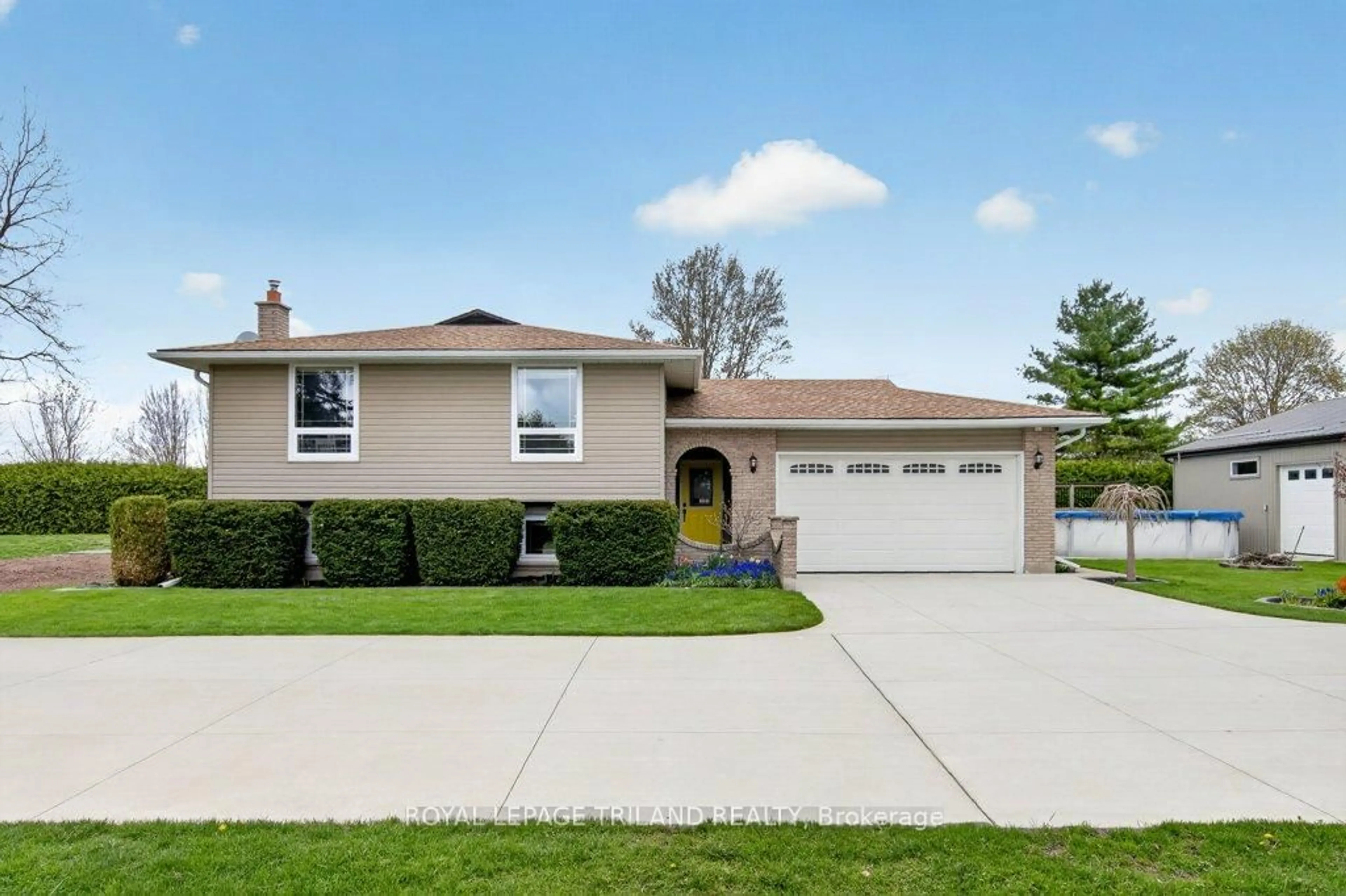 Home with vinyl exterior material, street for 46199 New Sarum Line, Central Elgin Ontario N5P 3S7