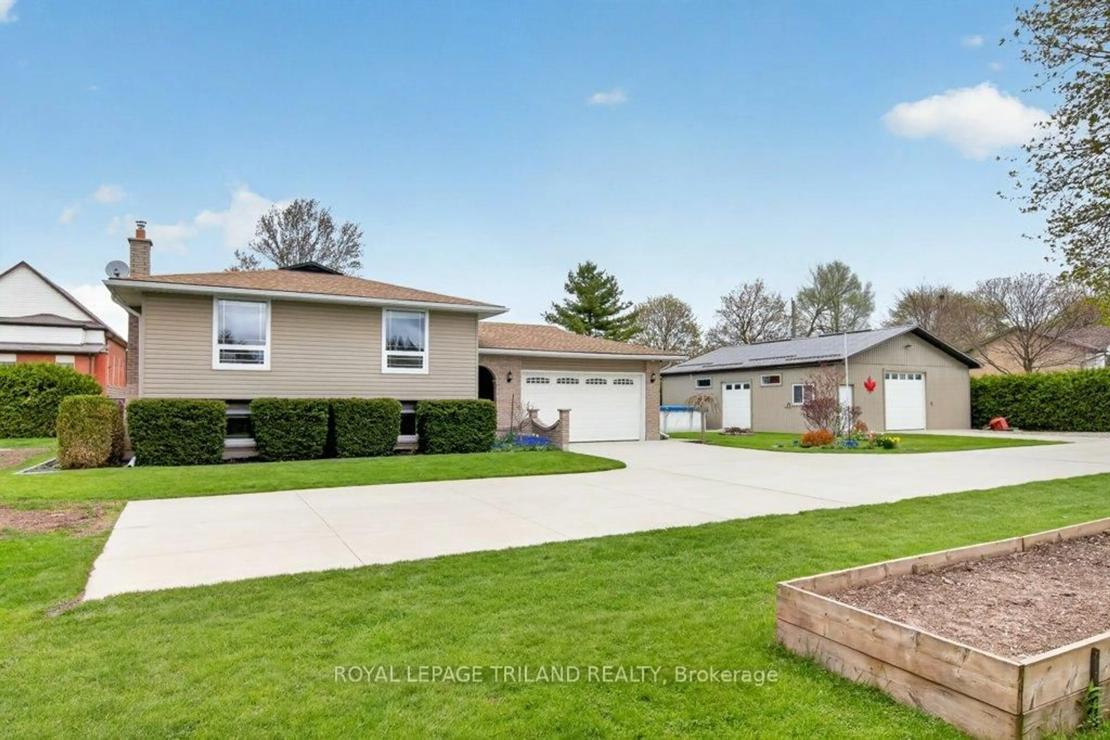 Home with vinyl exterior material, street for 46199 New Sarum Line, Central Elgin Ontario N5P 3S7