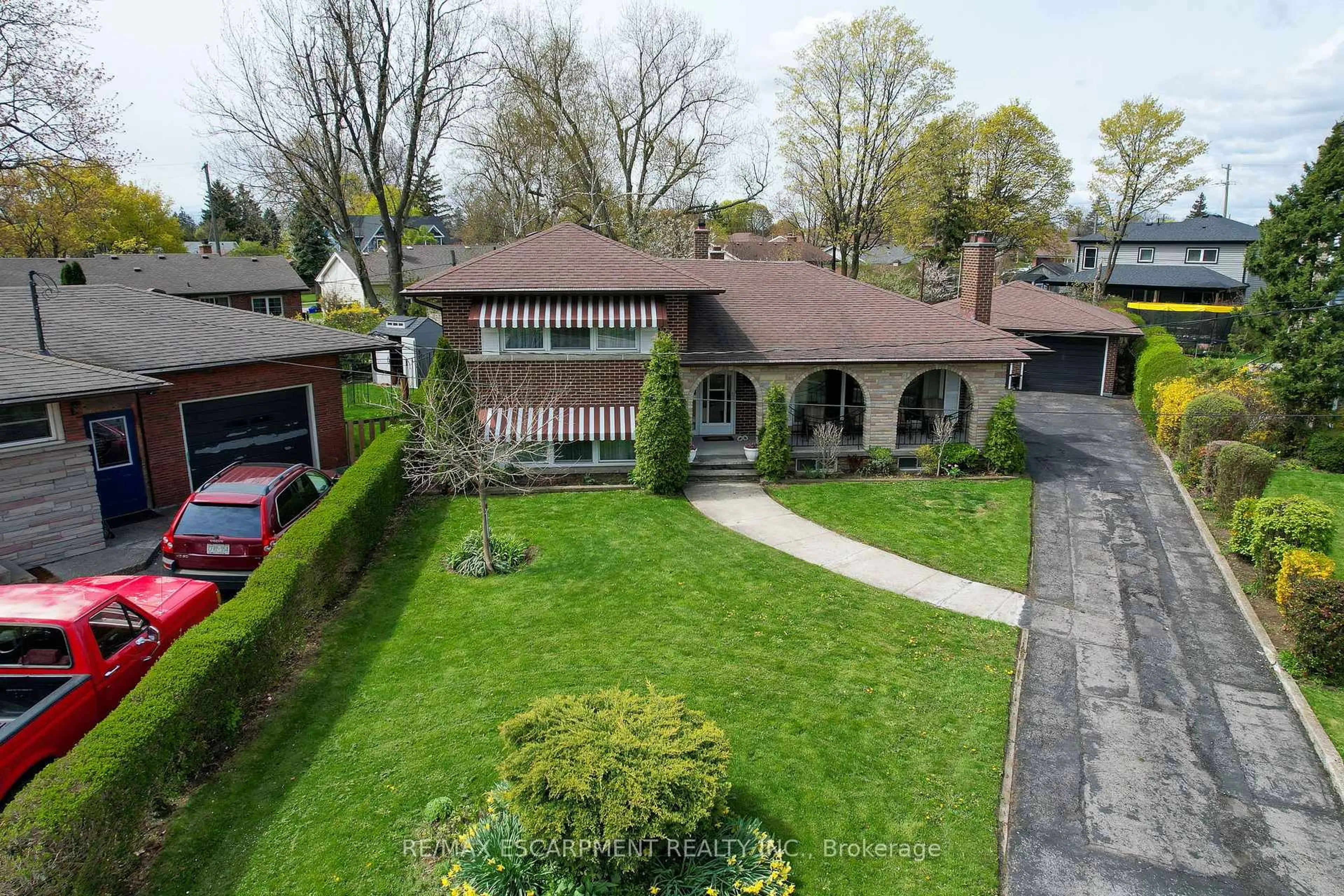 A pic from outside/outdoor area/front of a property/back of a property/a pic from drone, street for 11 Sandra Crt, Hamilton Ontario L8T 1Z7