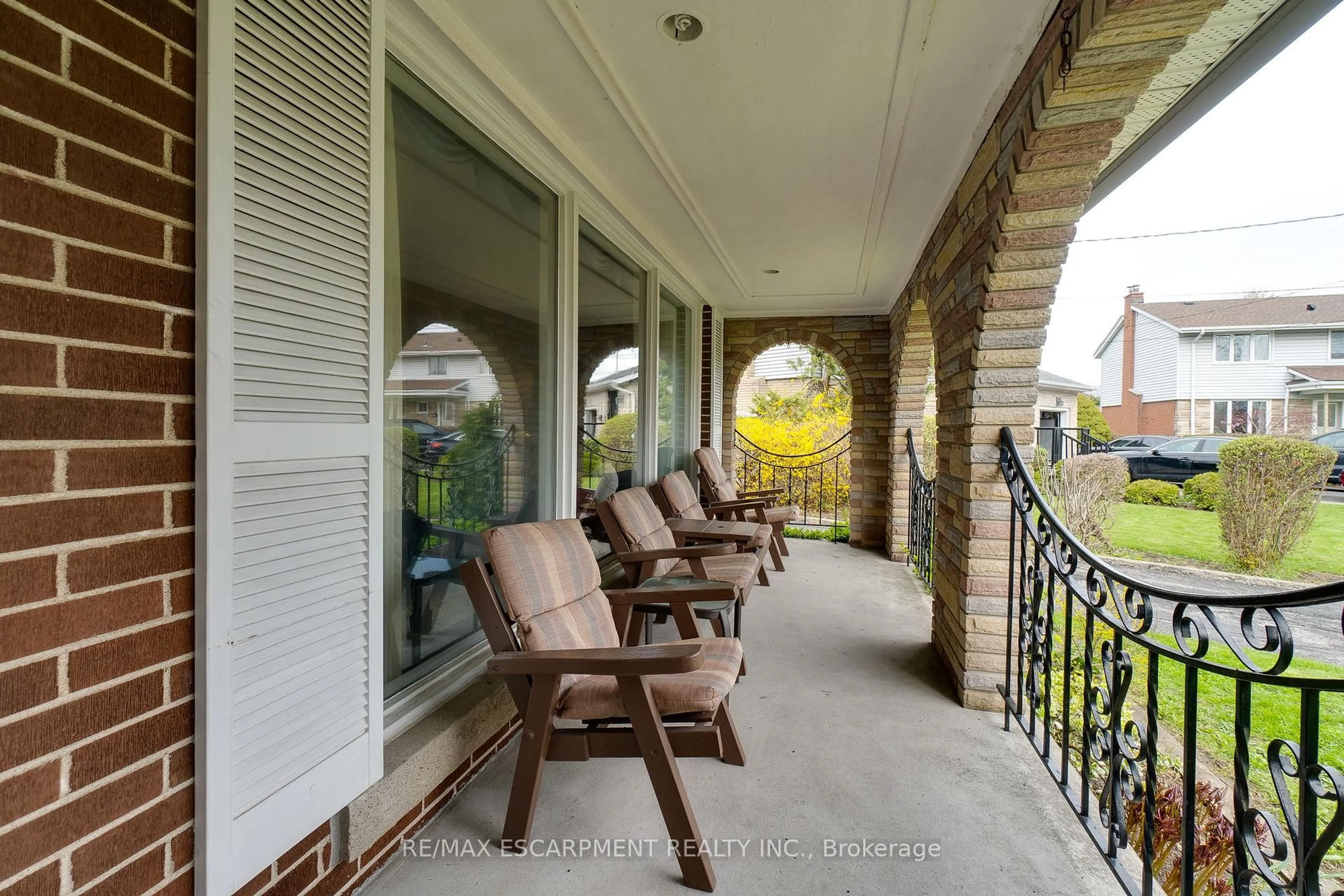 Patio, street for 11 Sandra Crt, Hamilton Ontario L8T 1Z7