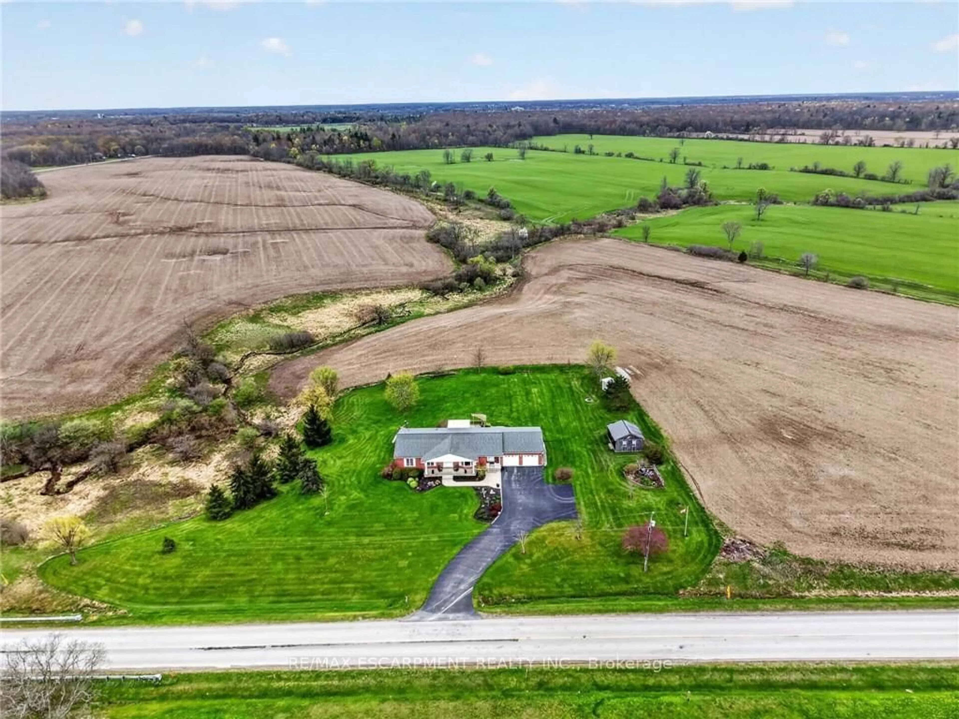A pic from outside/outdoor area/front of a property/back of a property/a pic from drone, unknown for 8452 SOUTH CHIPPAWA Rd, West Lincoln Ontario N0A 1C0