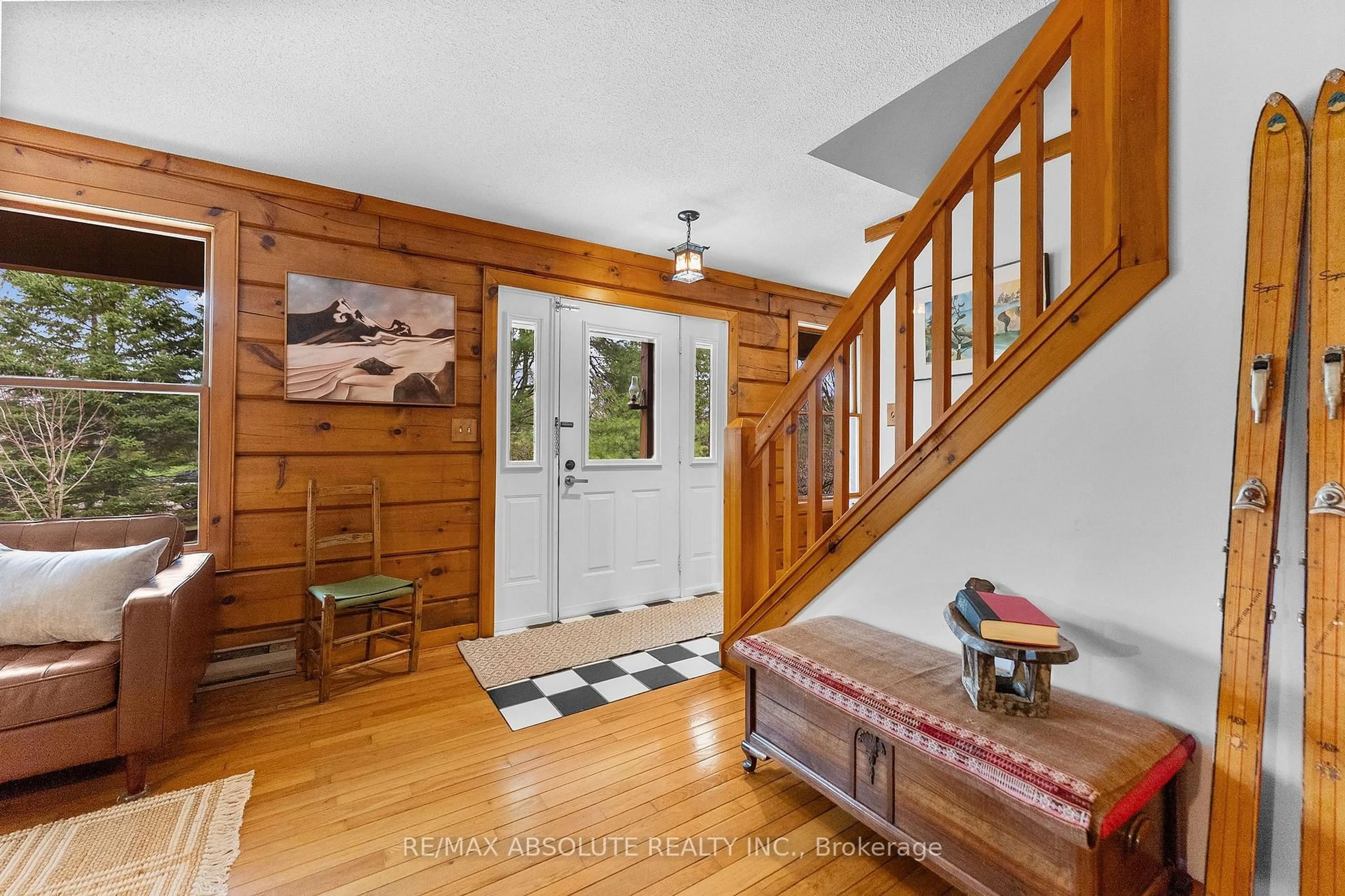 Indoor entryway for 21 Forest Ridge Rd, Arnprior Ontario K7S 3T3
