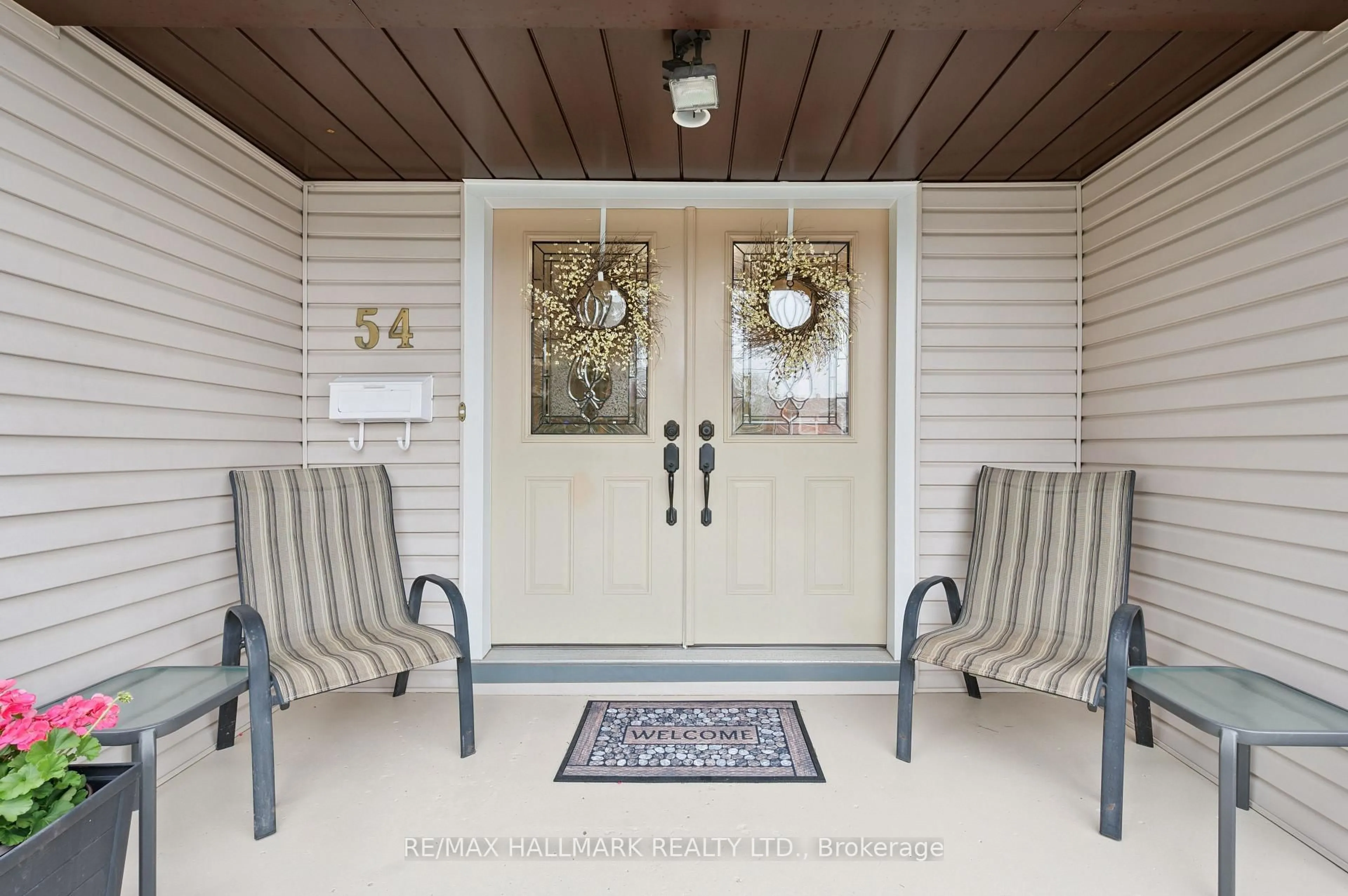 Indoor entryway for 54 Blackwell Dr, Kitchener Ontario N2N 1P8