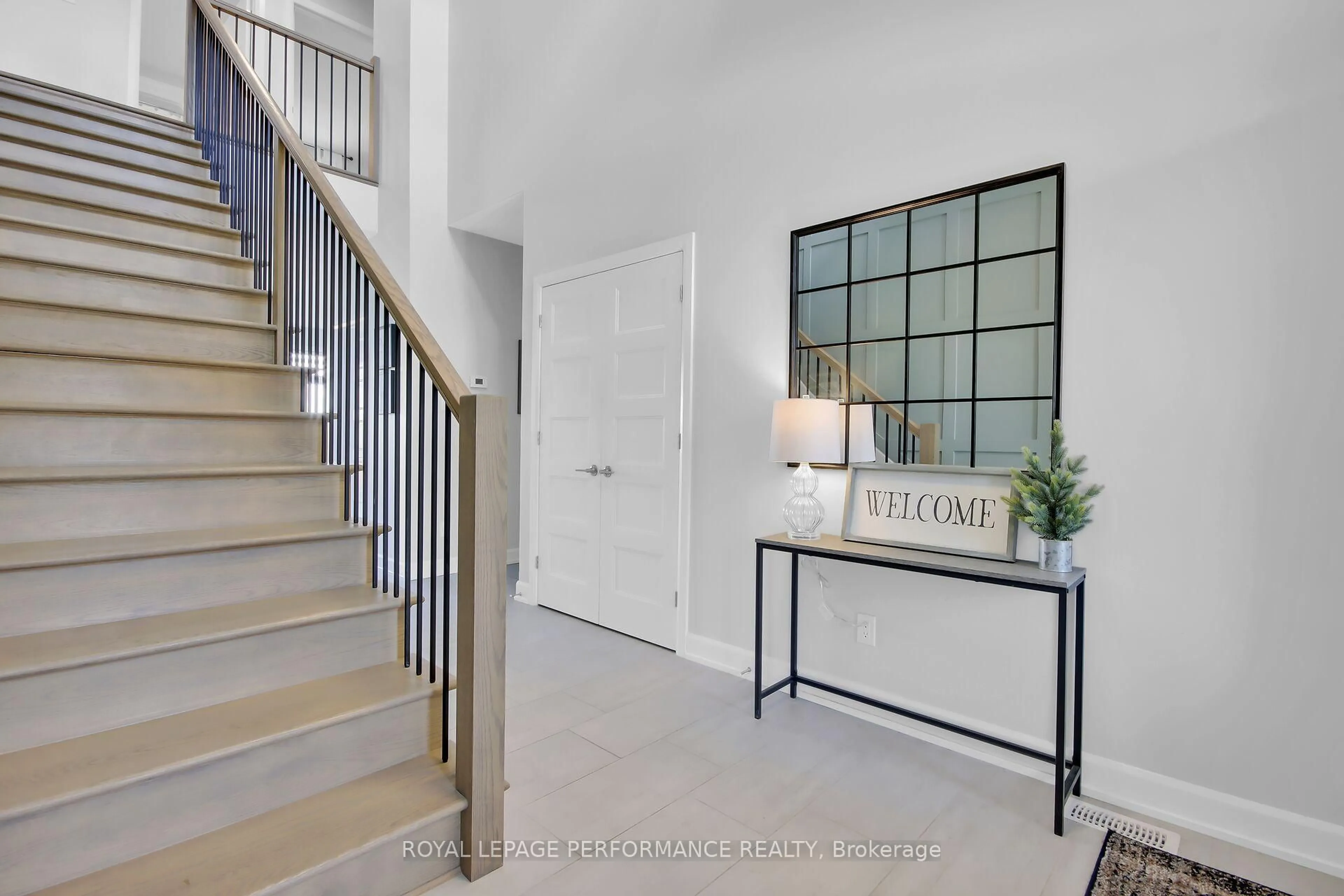 Indoor entryway for 643 Parkview Terr, Russell Ontario K4R 0C6
