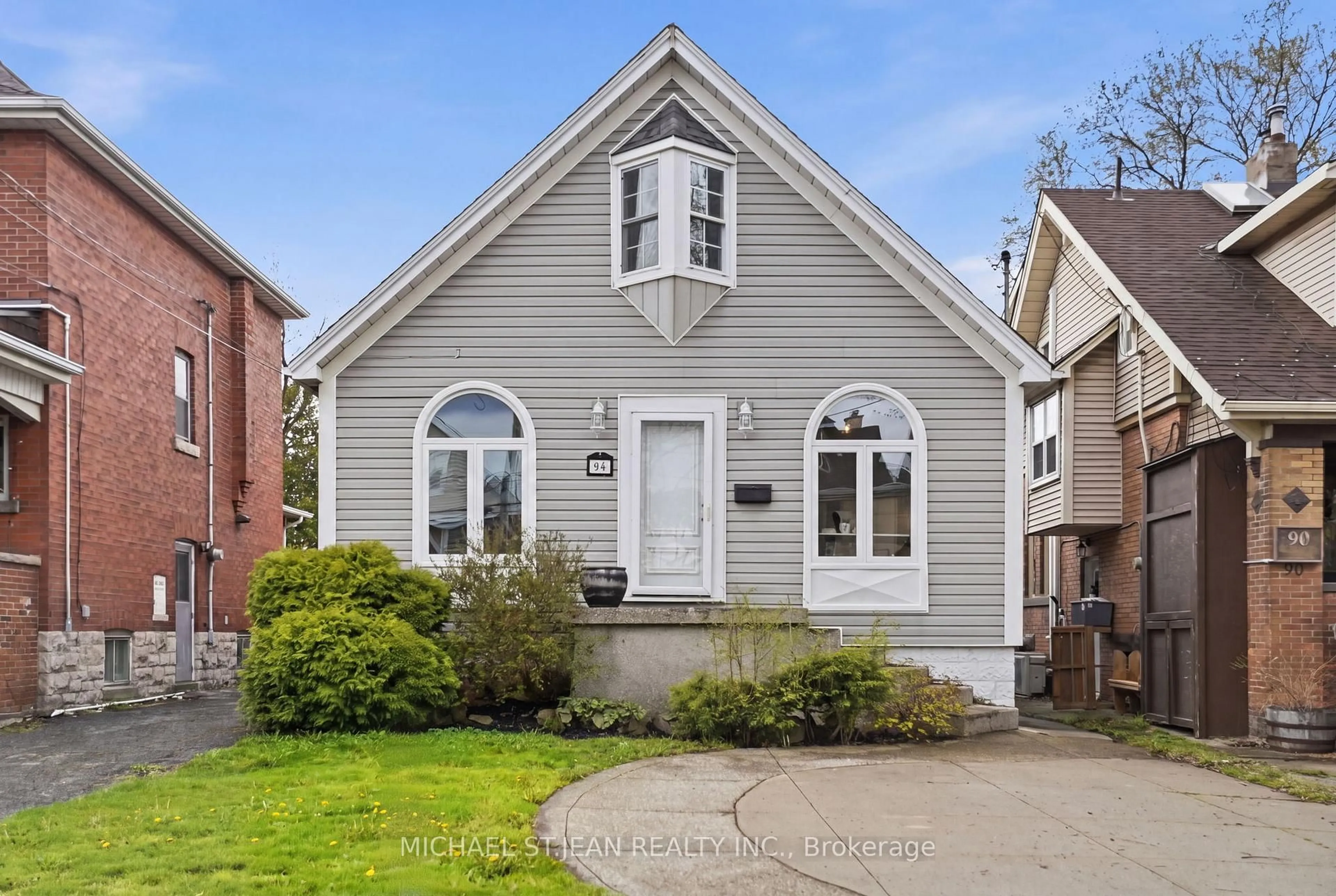 Home with vinyl exterior material, street for 94 Mountain Park Ave, Hamilton Ontario L9A 1A3