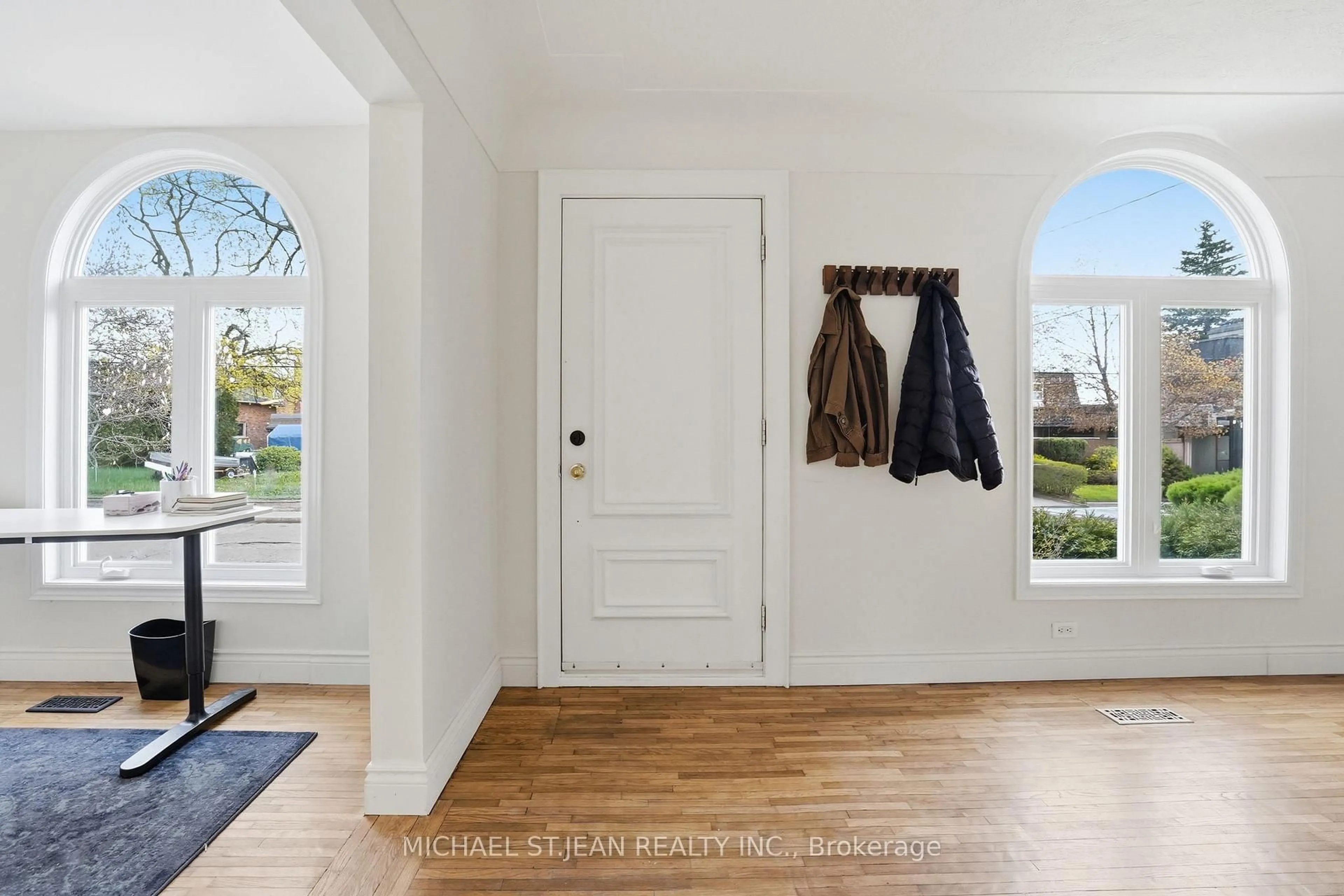 Indoor entryway for 94 Mountain Park Ave, Hamilton Ontario L9A 1A3