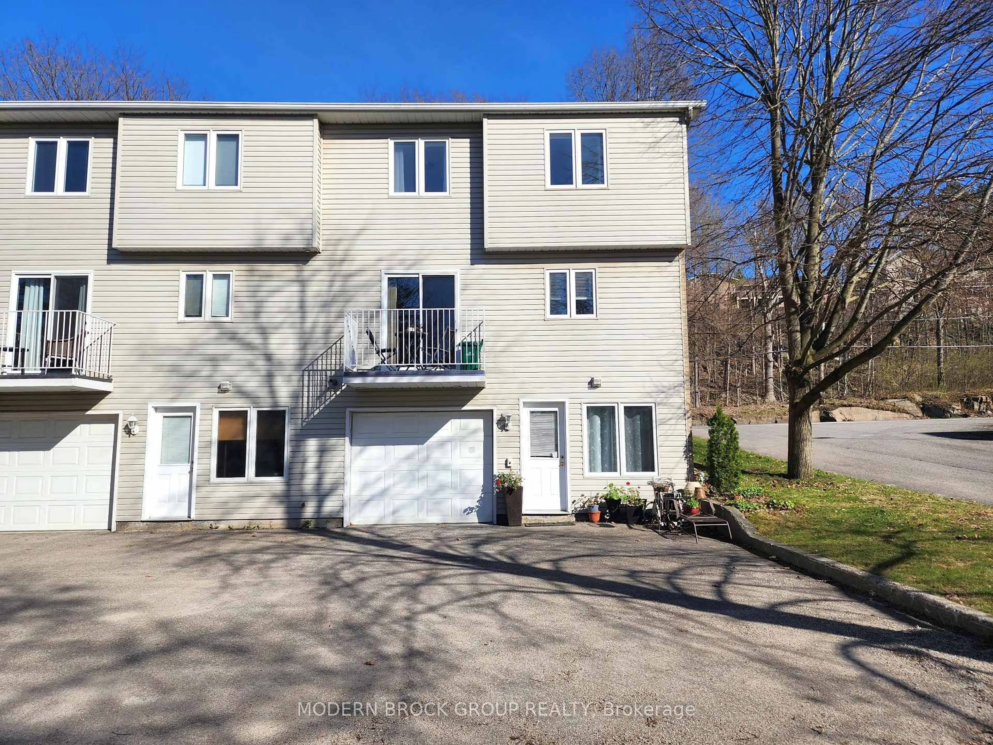 A pic from outside/outdoor area/front of a property/back of a property/a pic from drone, street for 516 KING St, Brockville Ontario K6V 3T2