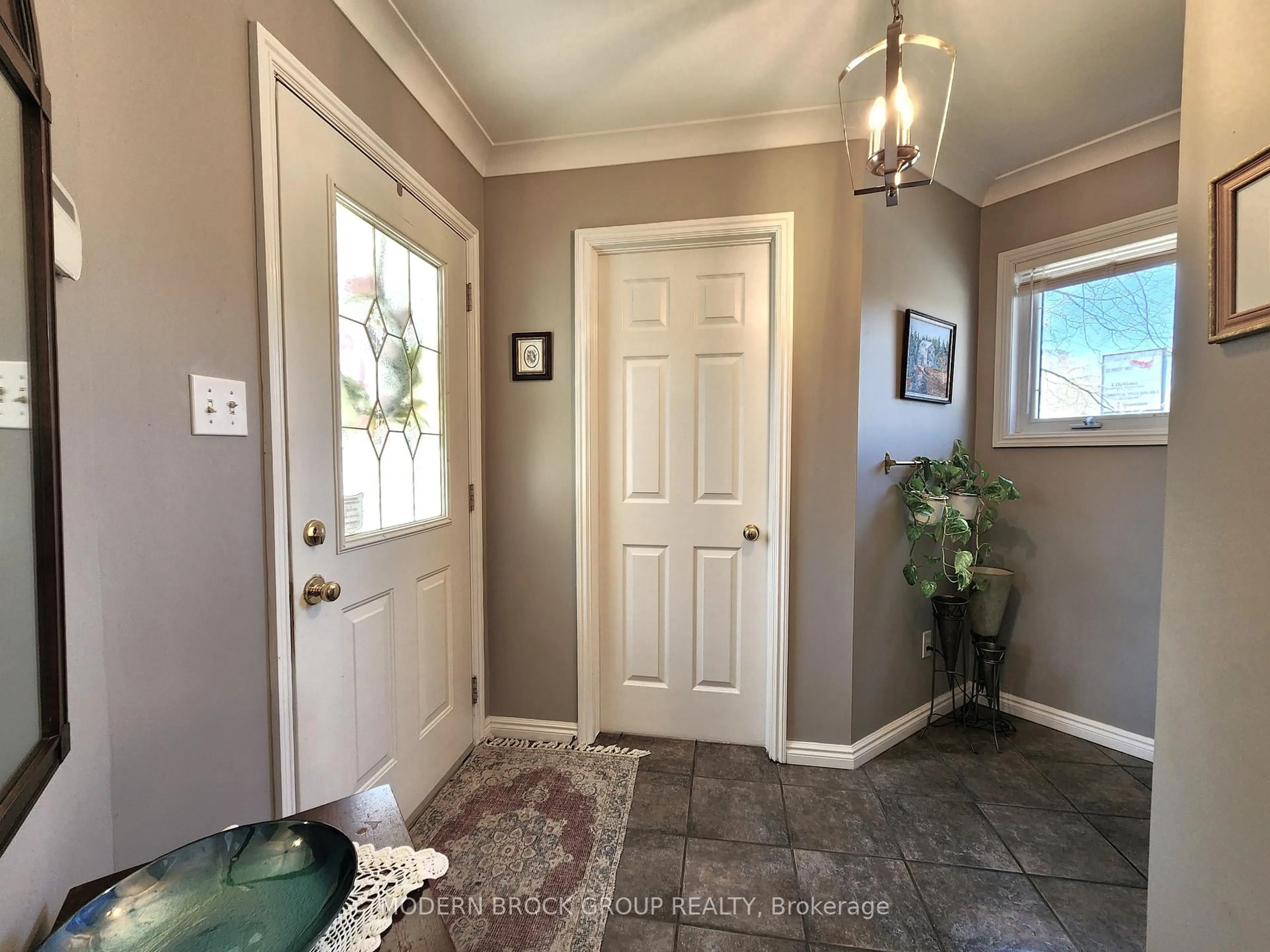 Indoor entryway for 516 KING St, Brockville Ontario K6V 3T2