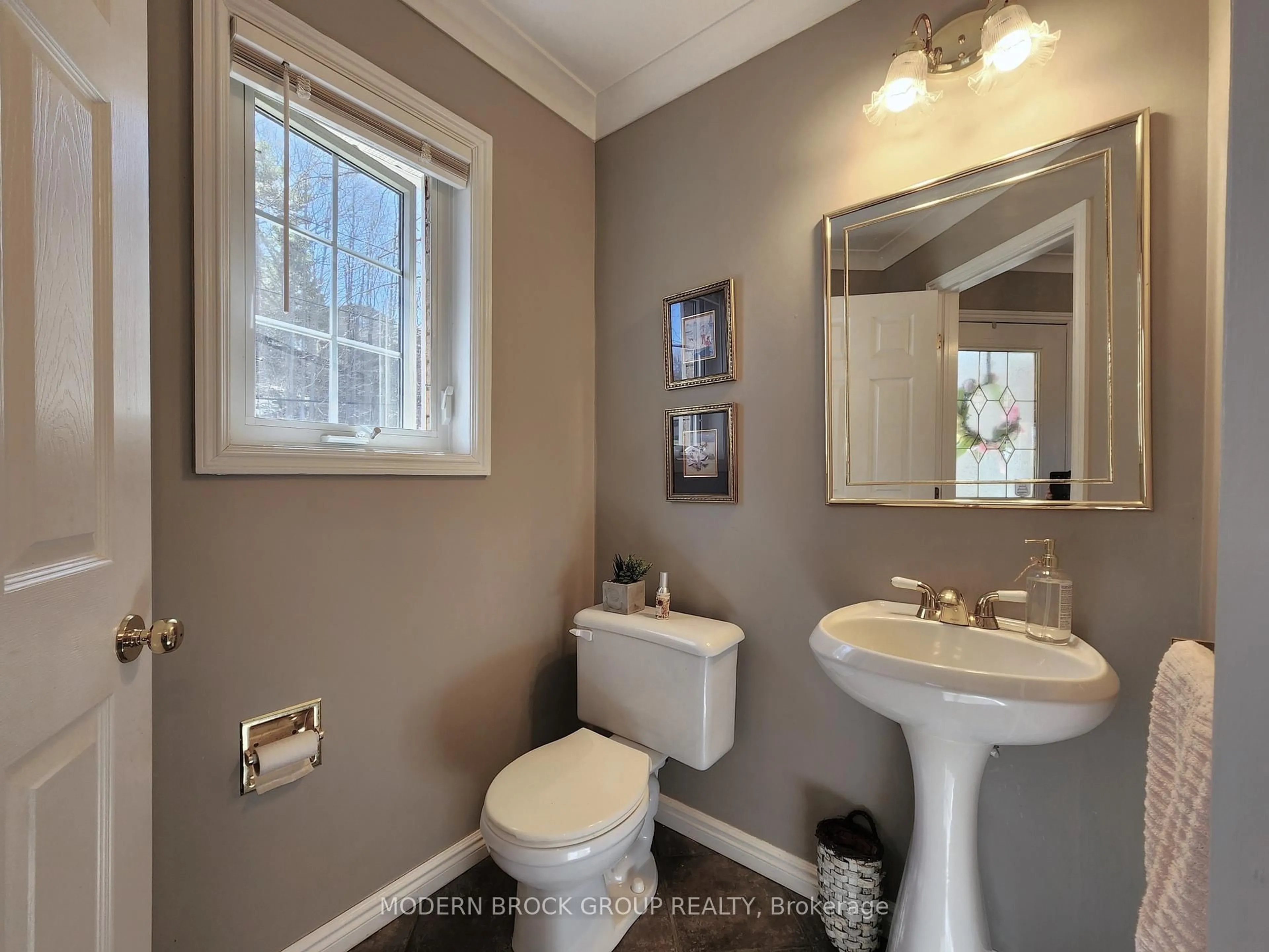 Standard bathroom, ceramic/tile floor for 516 KING St, Brockville Ontario K6V 3T2