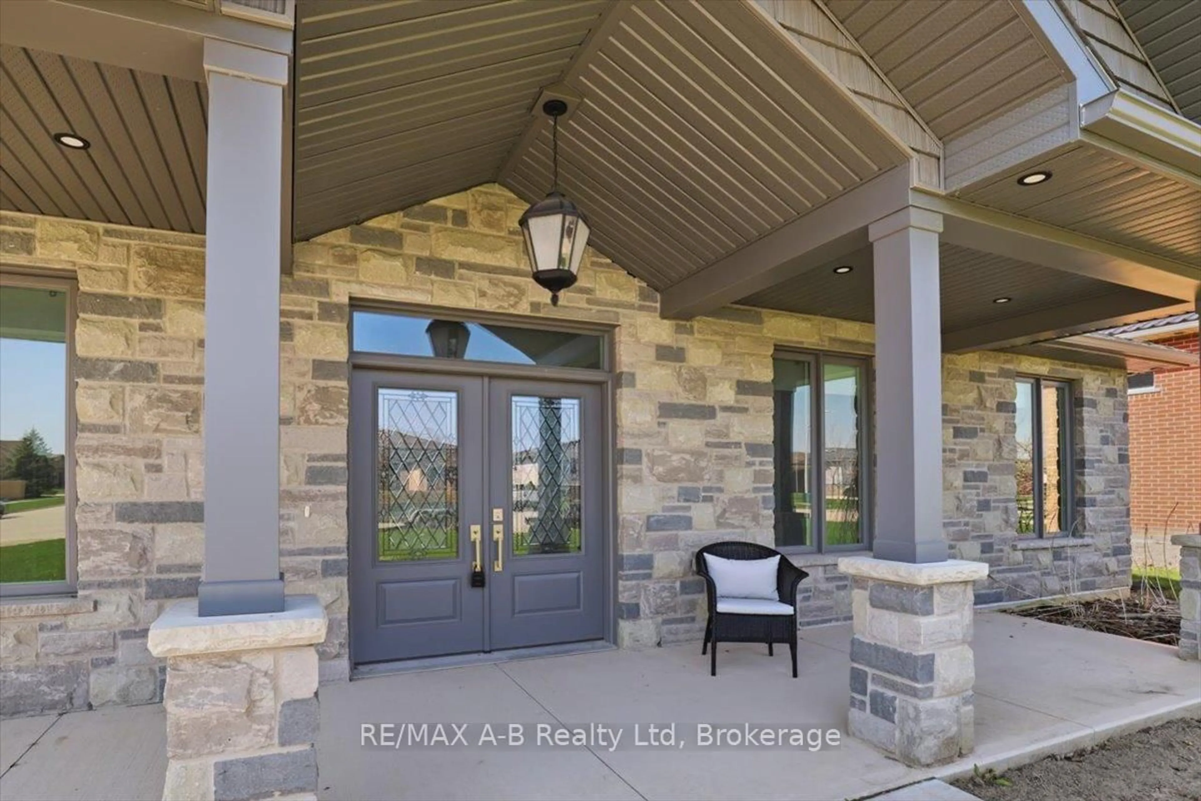 Indoor entryway for 54 William St, West Perth Ontario N0K 1N0