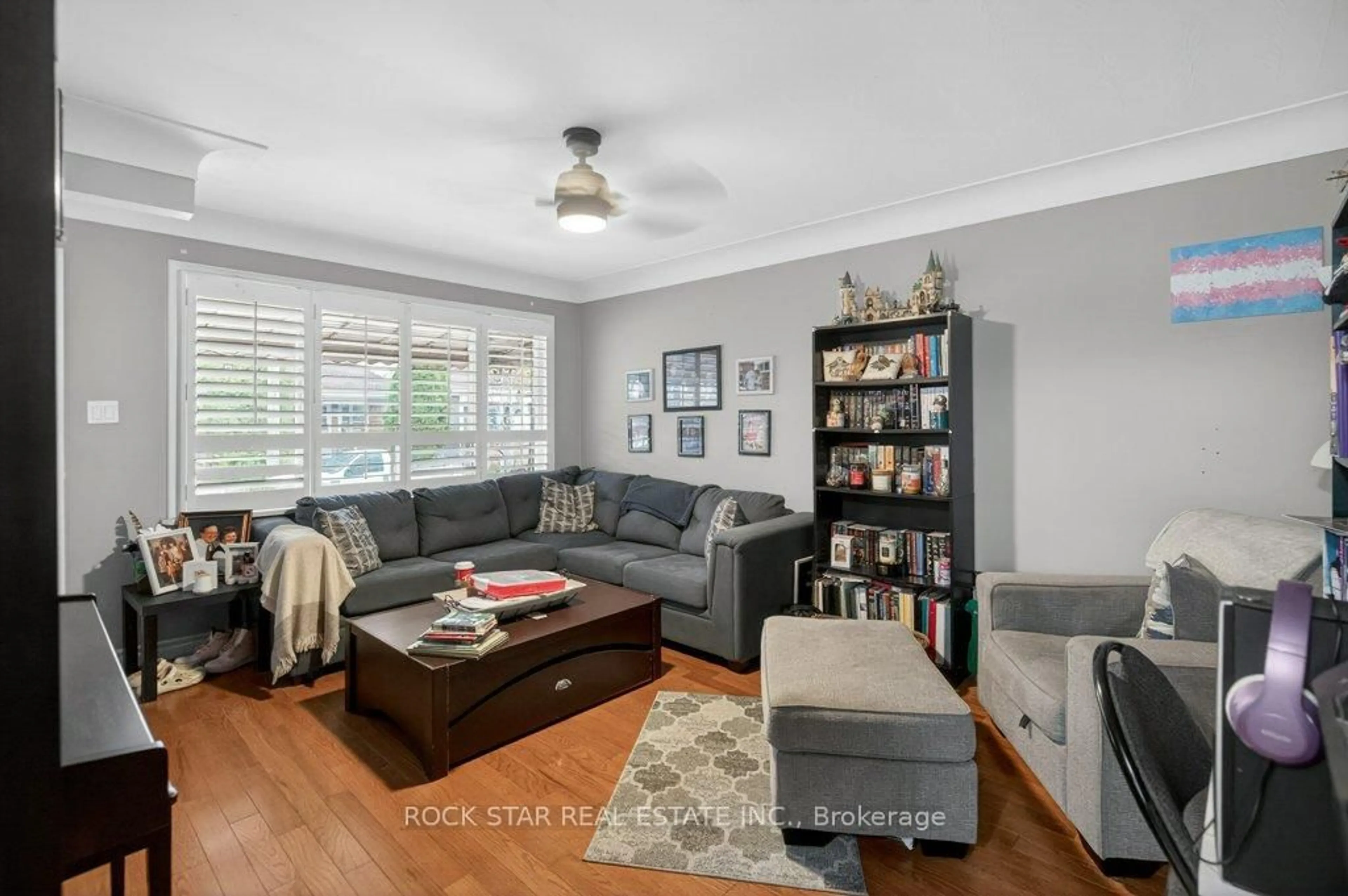 Living room with furniture, wood/laminate floor for 40 Mayflower Ave, Hamilton Ontario L8L 2K4