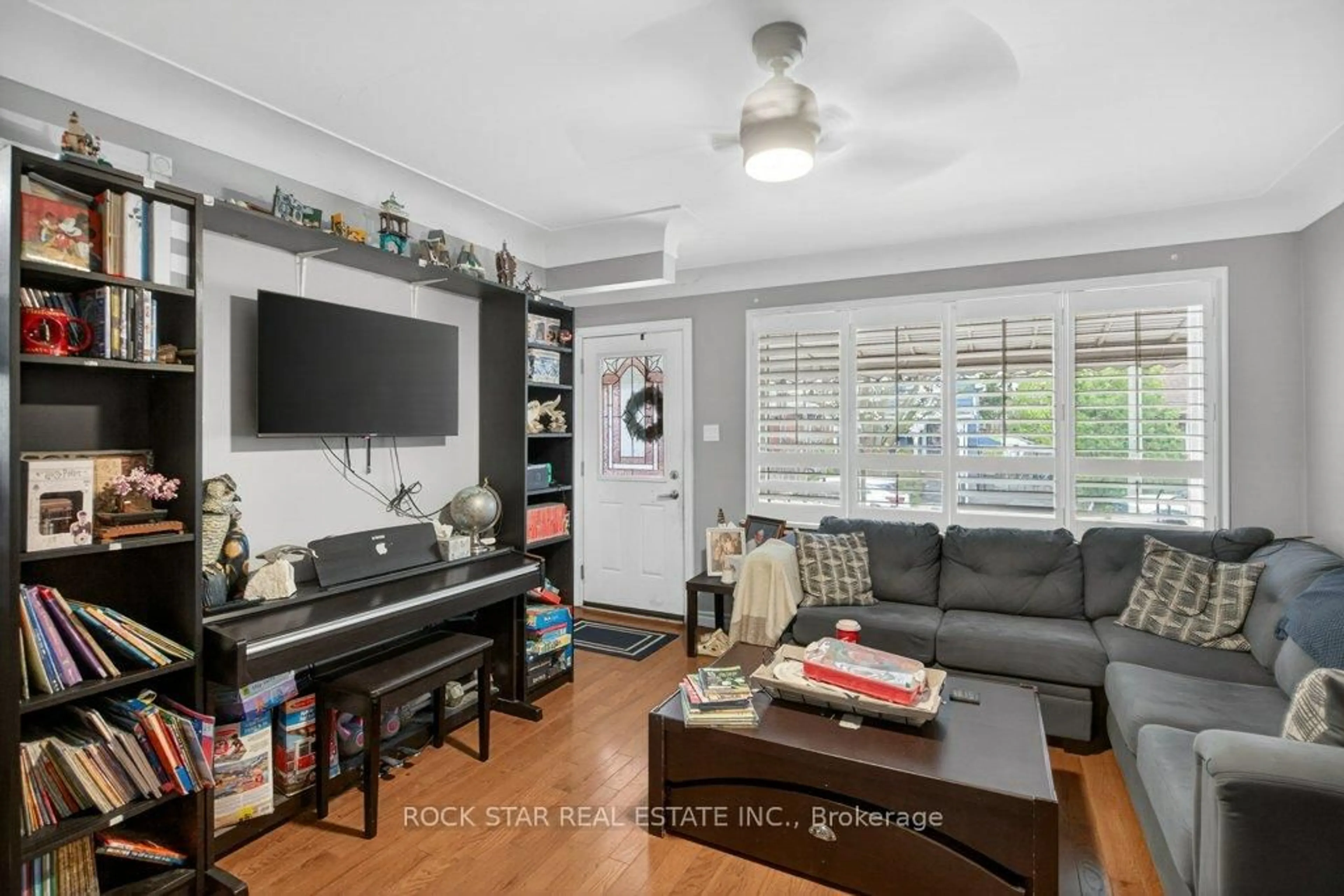 Living room with furniture, unknown for 40 Mayflower Ave, Hamilton Ontario L8L 2K4
