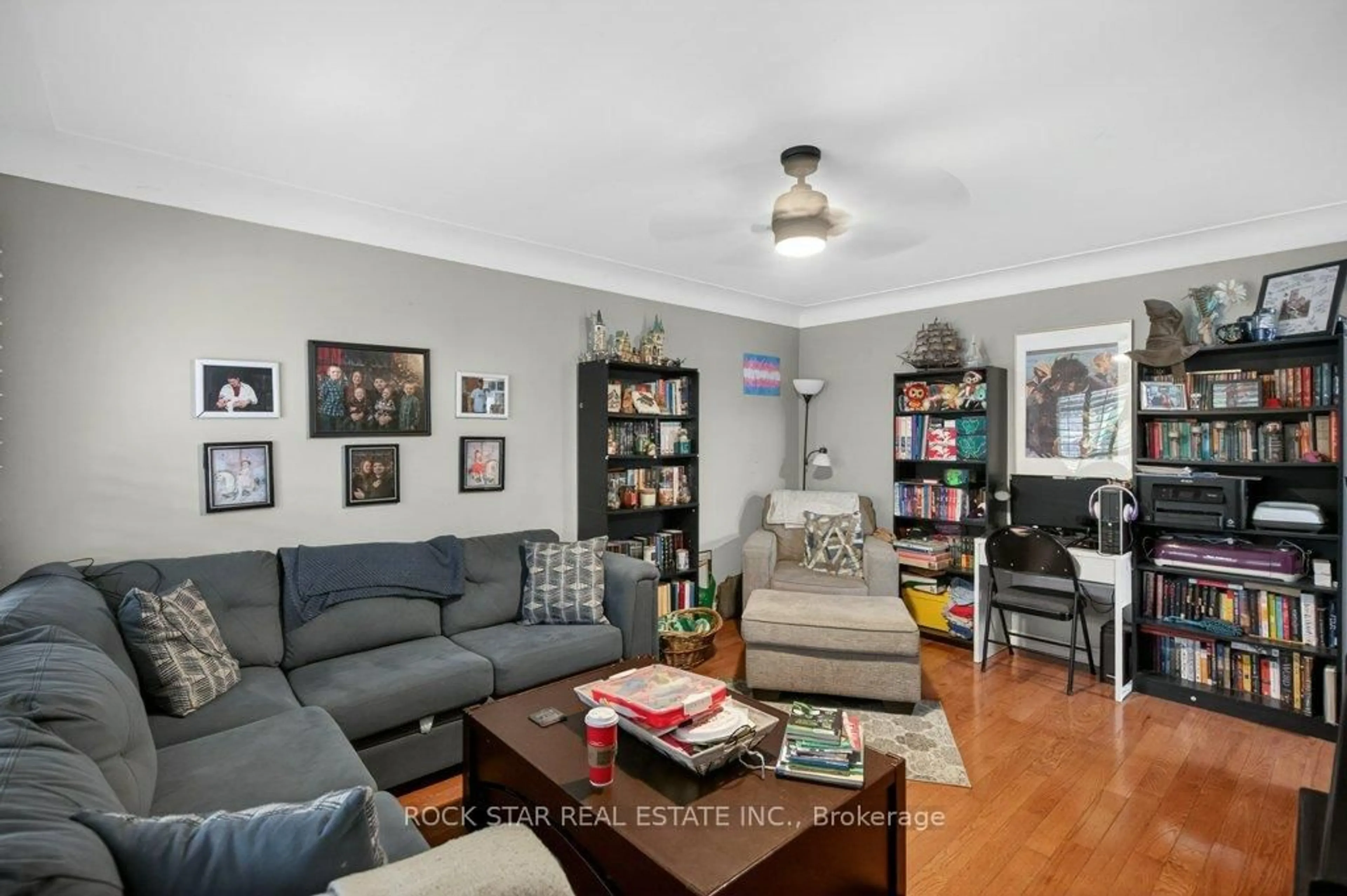 Living room with furniture, unknown for 40 Mayflower Ave, Hamilton Ontario L8L 2K4