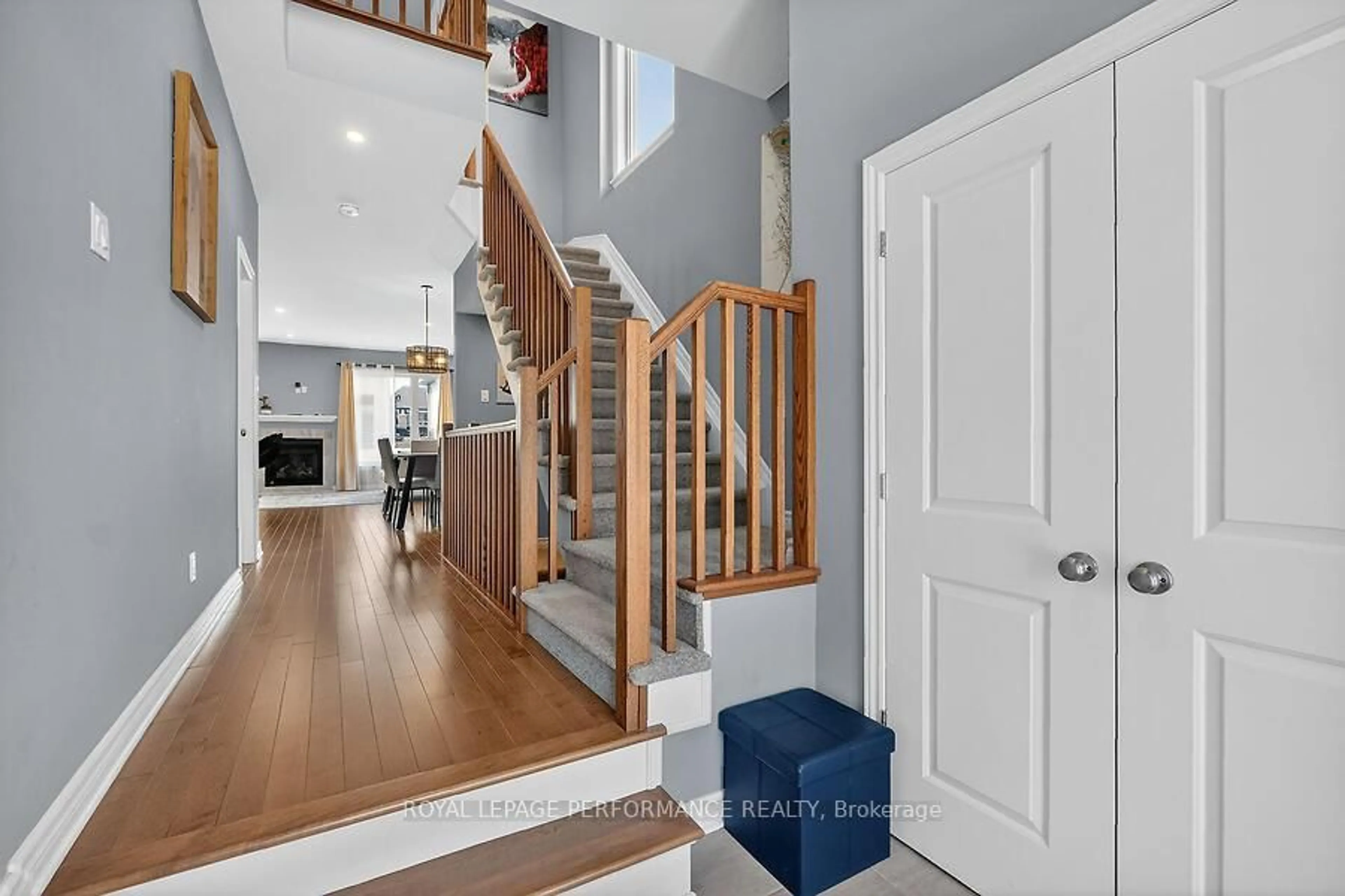 Indoor entryway for 790 Cairn Cres Cres, Ottawa Ontario K1W 0P7