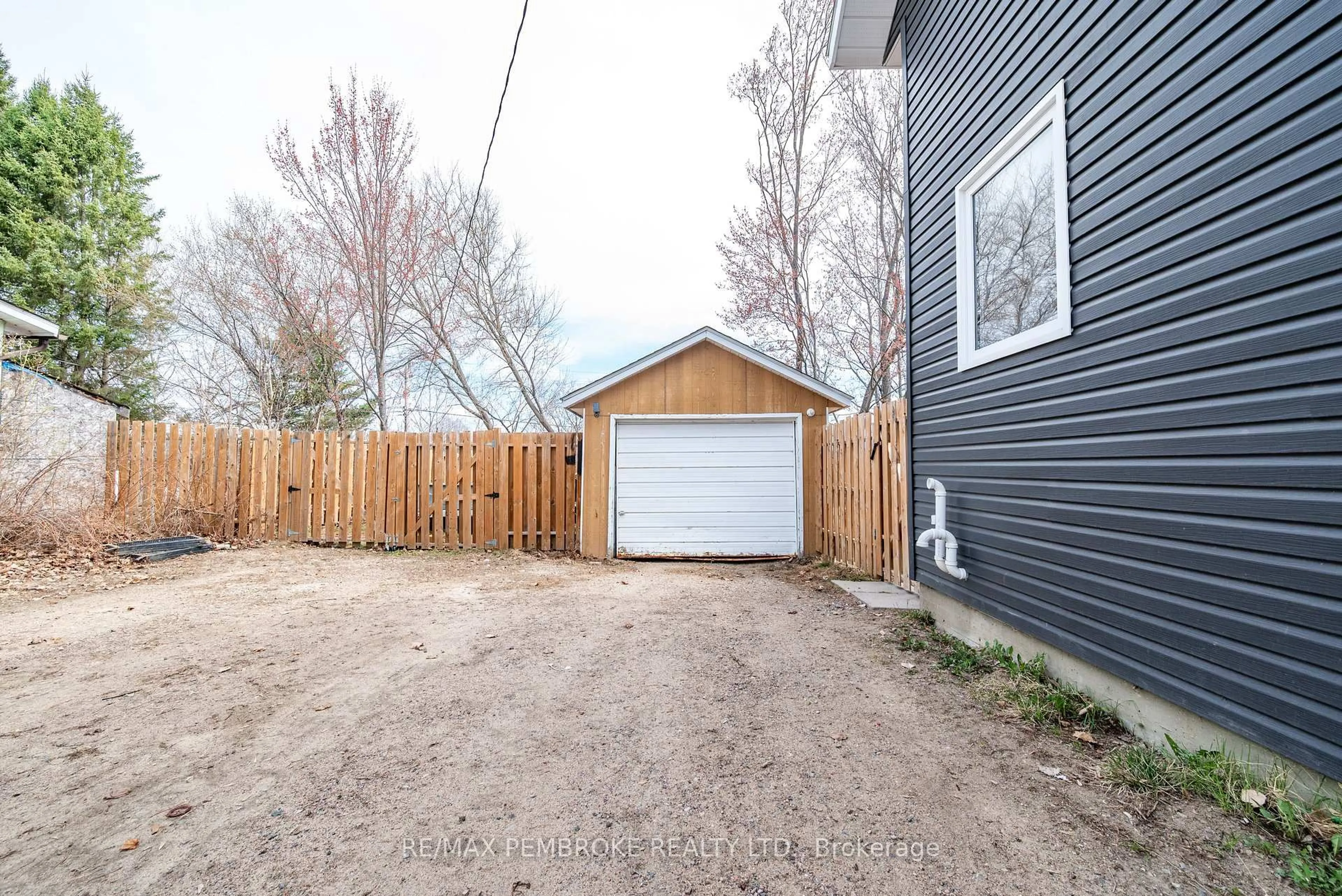 Shed for 15 Alder Cres, Deep River Ontario K0J 1P0