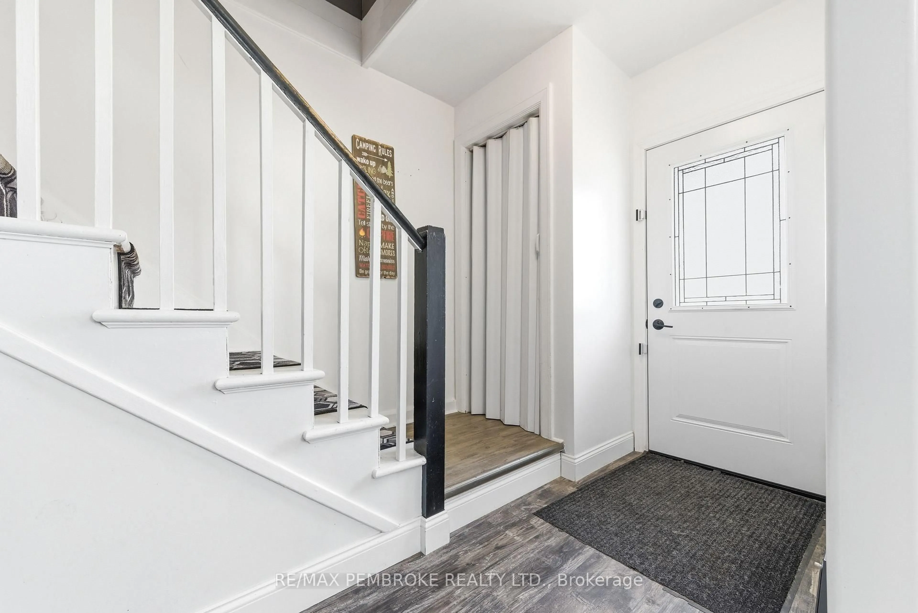 Indoor entryway for 15 Alder Cres, Deep River Ontario K0J 1P0