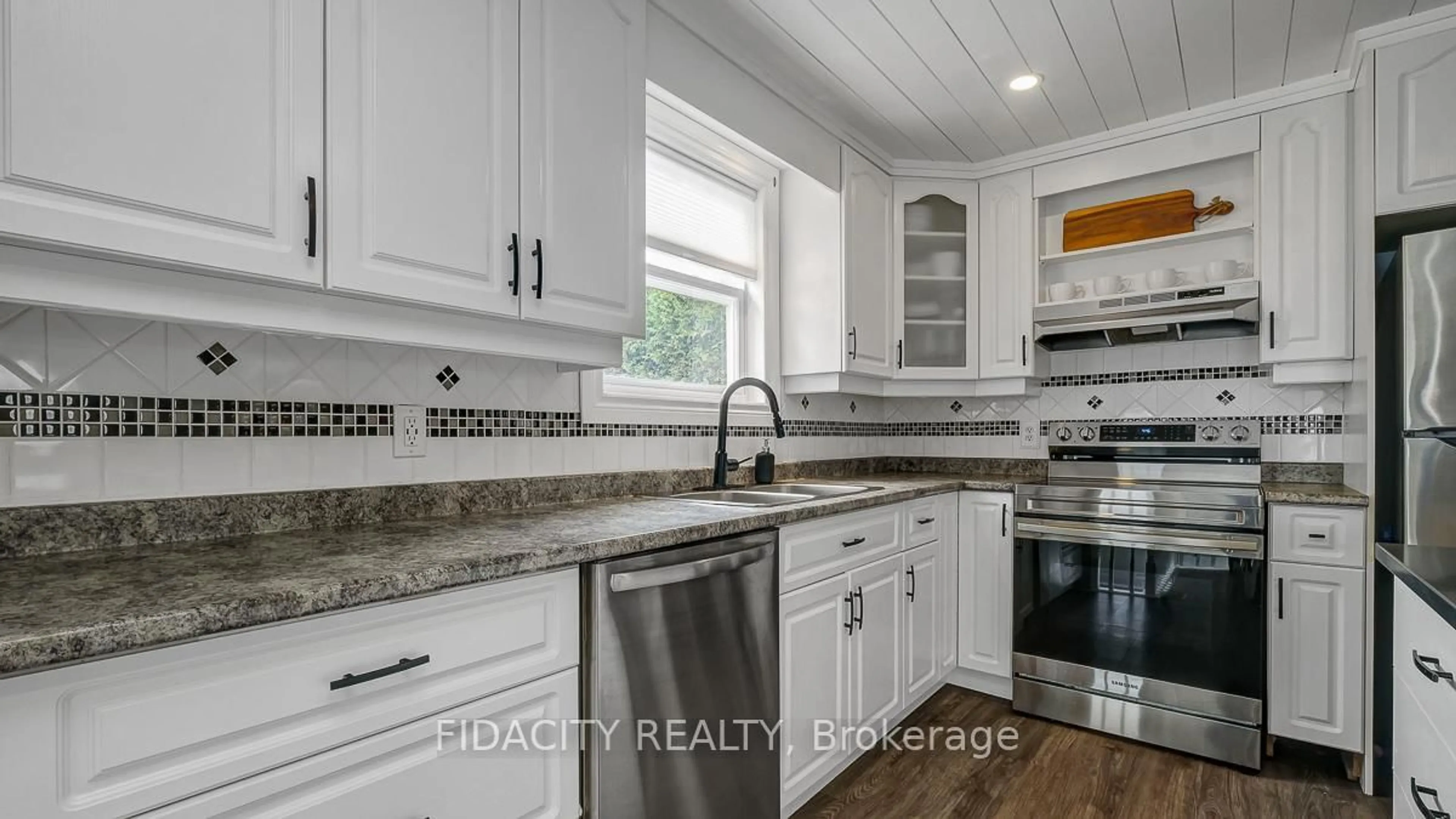 Open concept kitchen, ceramic/tile floor for 1336 St Jacques Rd, Russell Ontario K0A 1W0