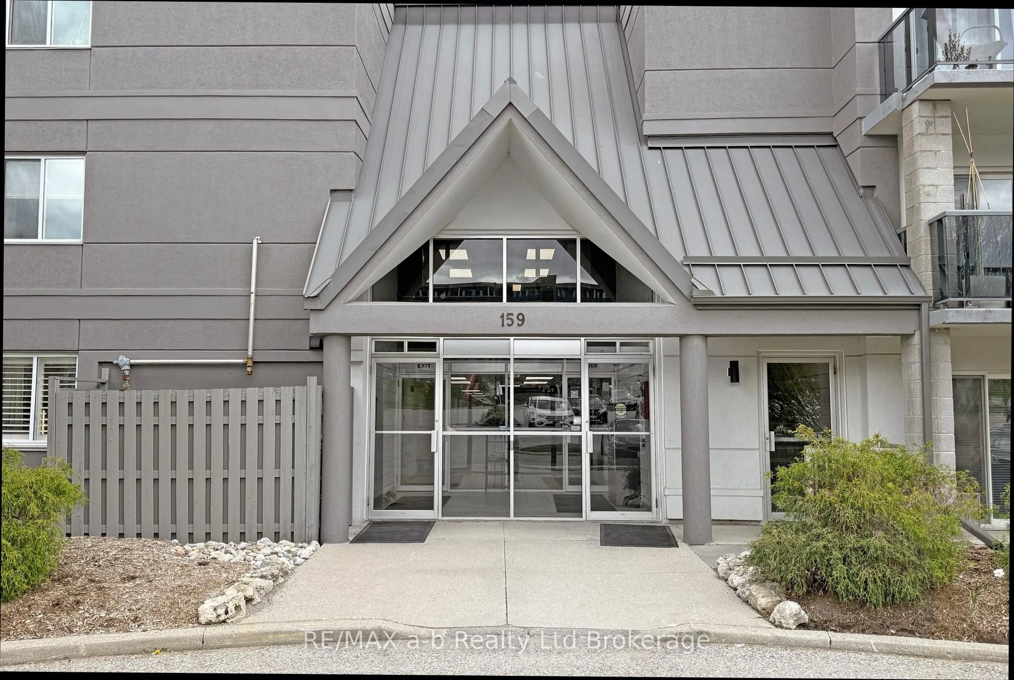 Indoor foyer for 159 Ferguson Dr #304, Woodstock Ontario N4V 1A9