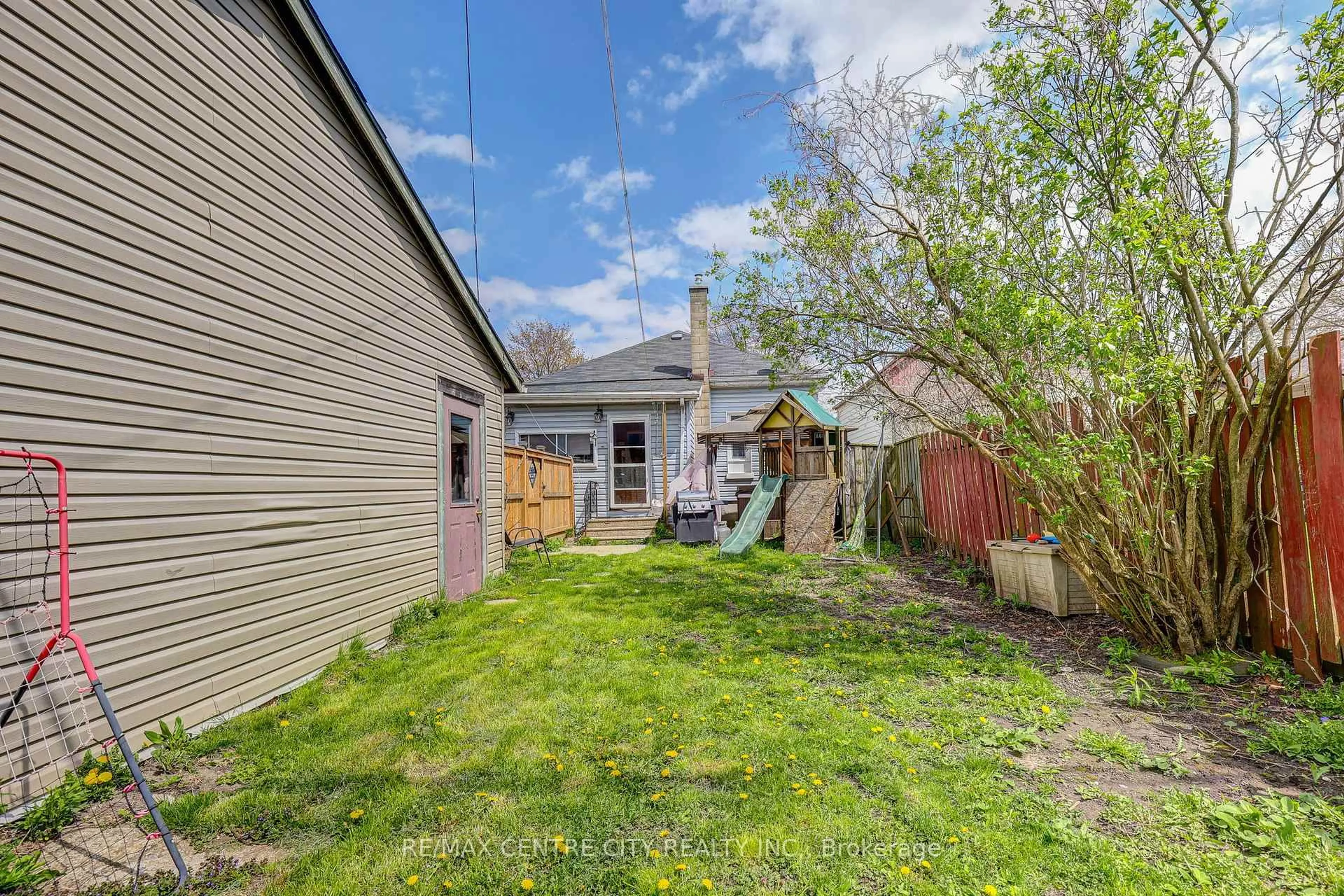 Patio, street for 88 Flora St, St. Thomas Ontario N5P 2X6