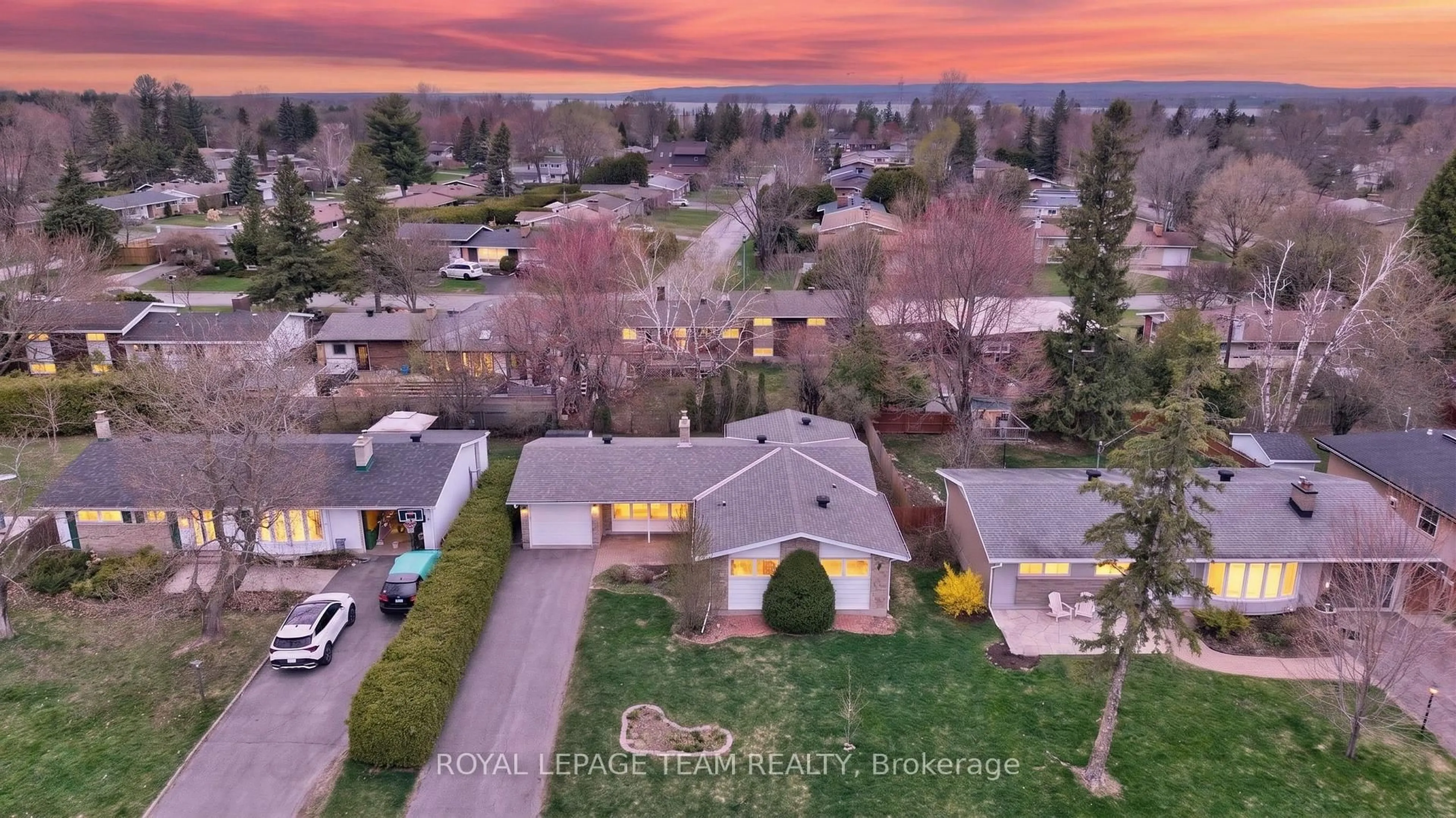 A pic from outside/outdoor area/front of a property/back of a property/a pic from drone, street for 10 Cleadon Dr, Ottawa Ontario K2H 5P3