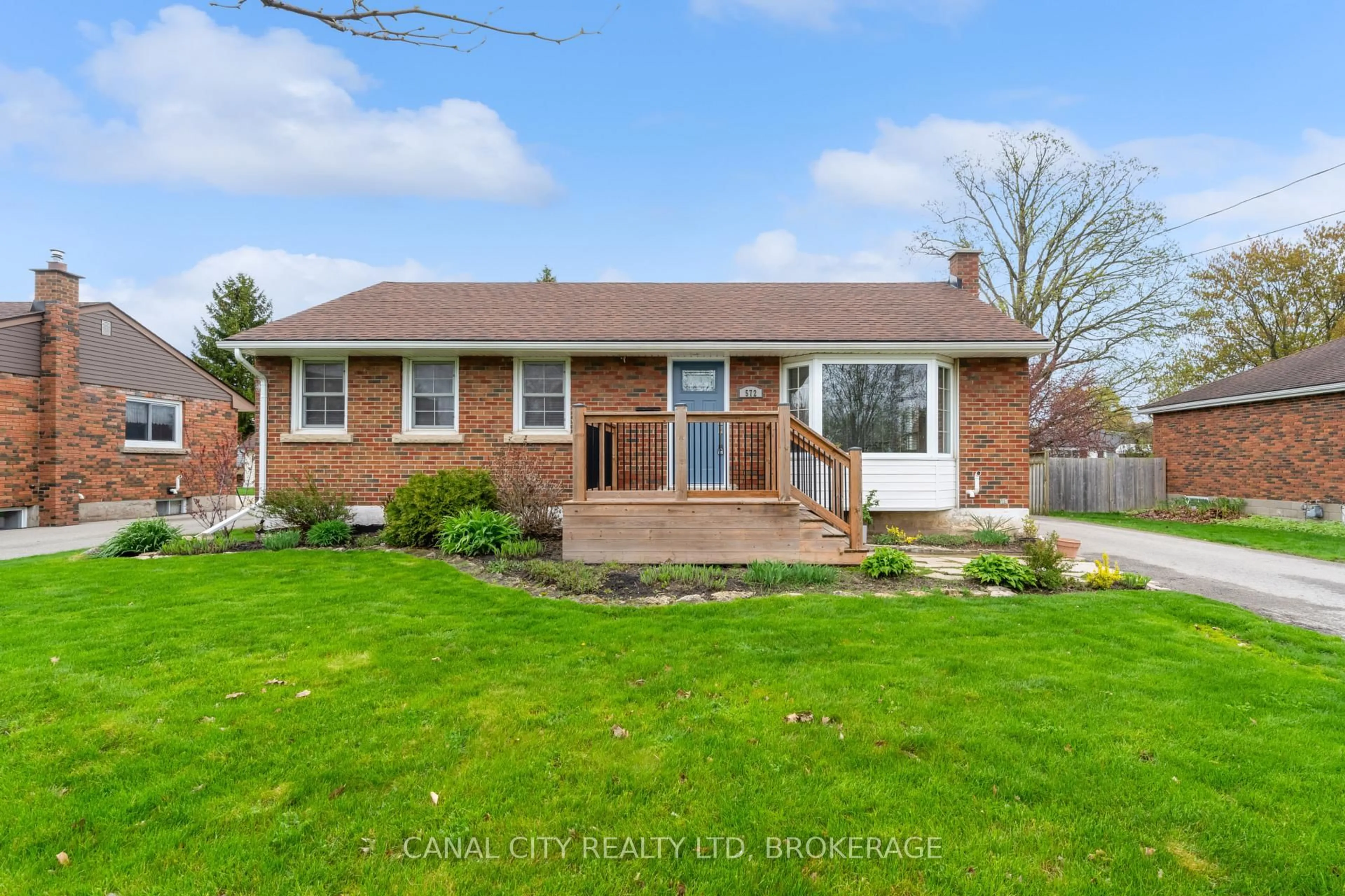 Home with brick exterior material, street for 572 Clare Ave, Welland Ontario L3C 3B8